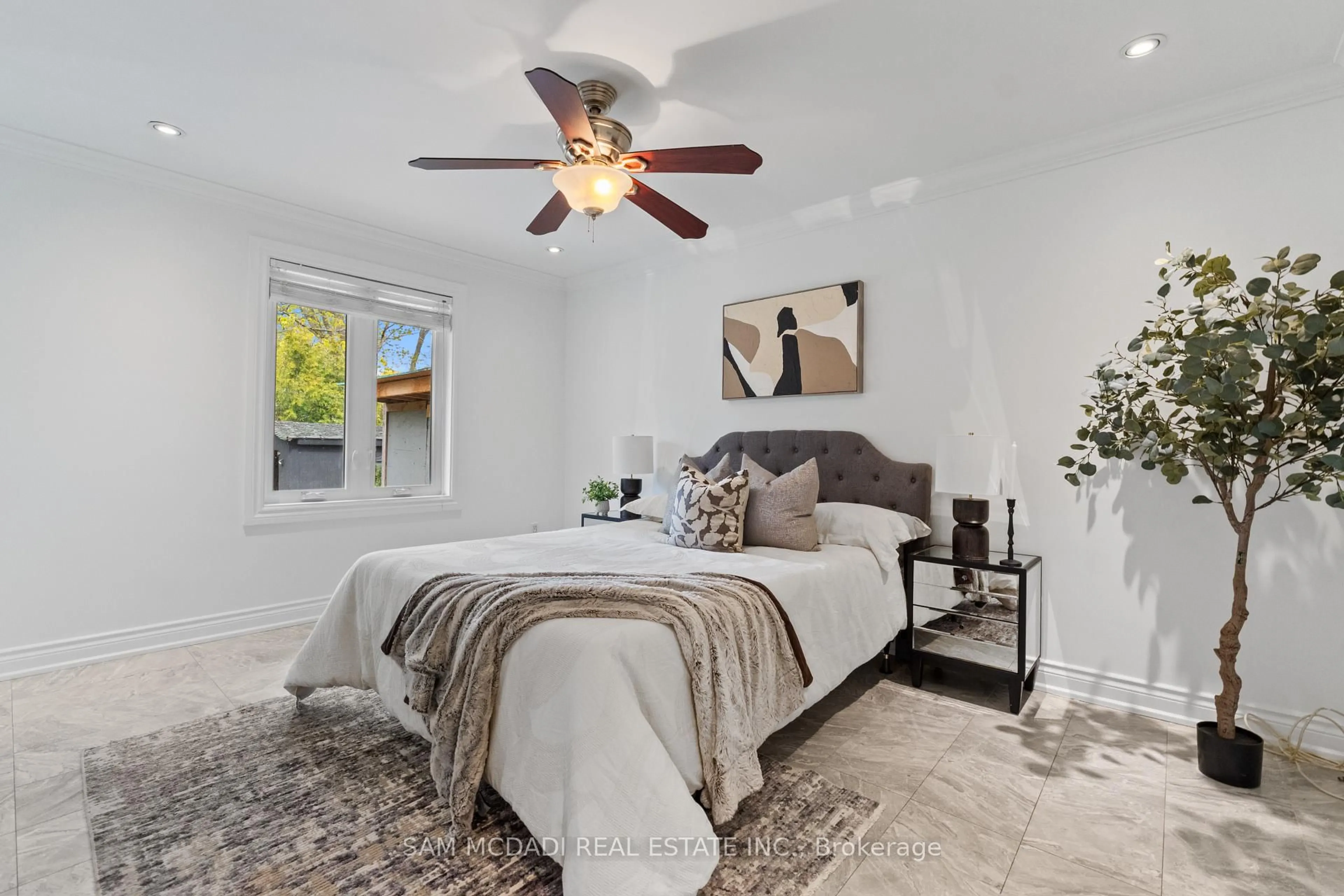 A pic of a room for 927 Ingersoll Crt, Mississauga Ontario L5J 2S2