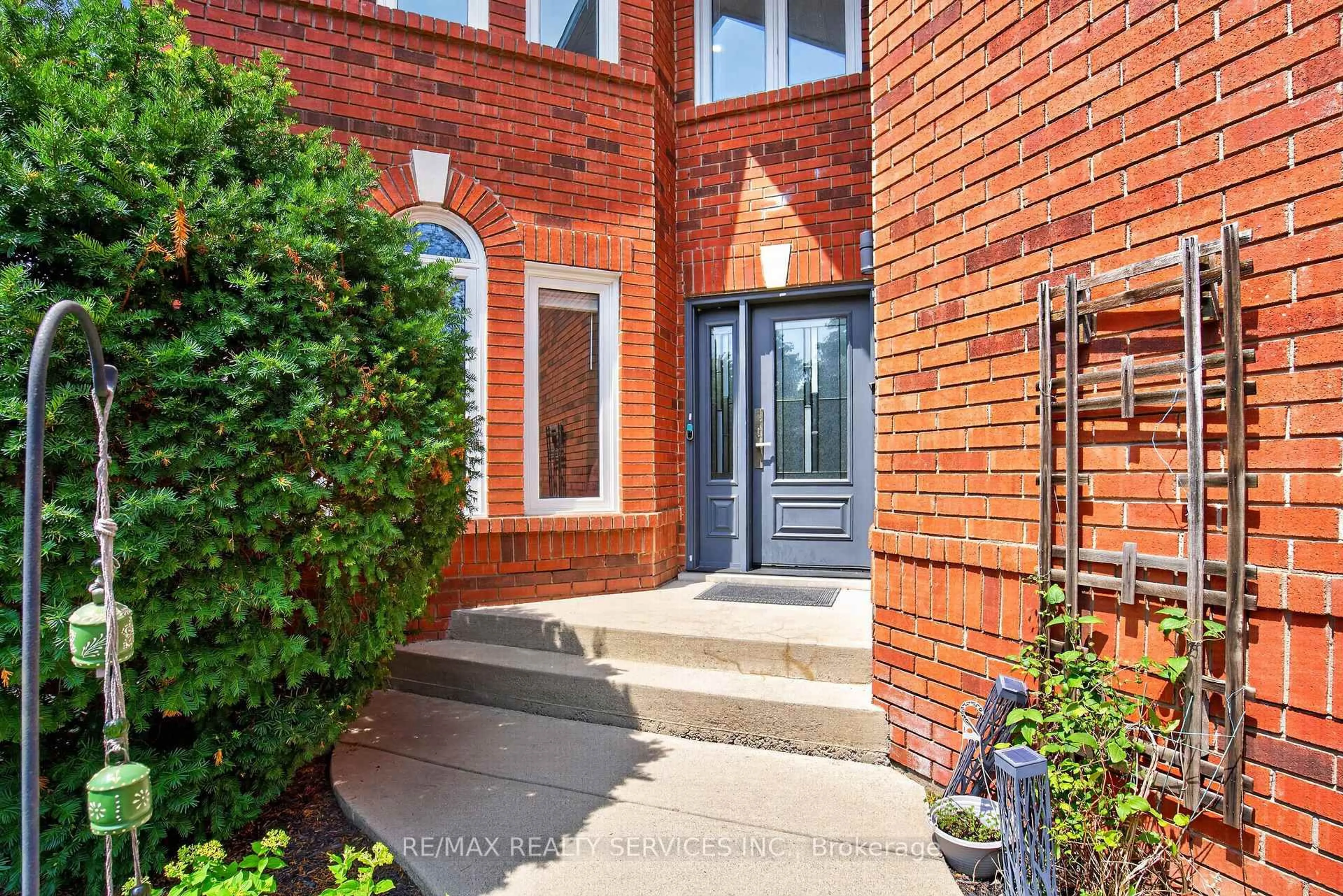 Home with brick exterior material, street for 2153 Oak Bliss Cres, Oakville Ontario L6M 3K2