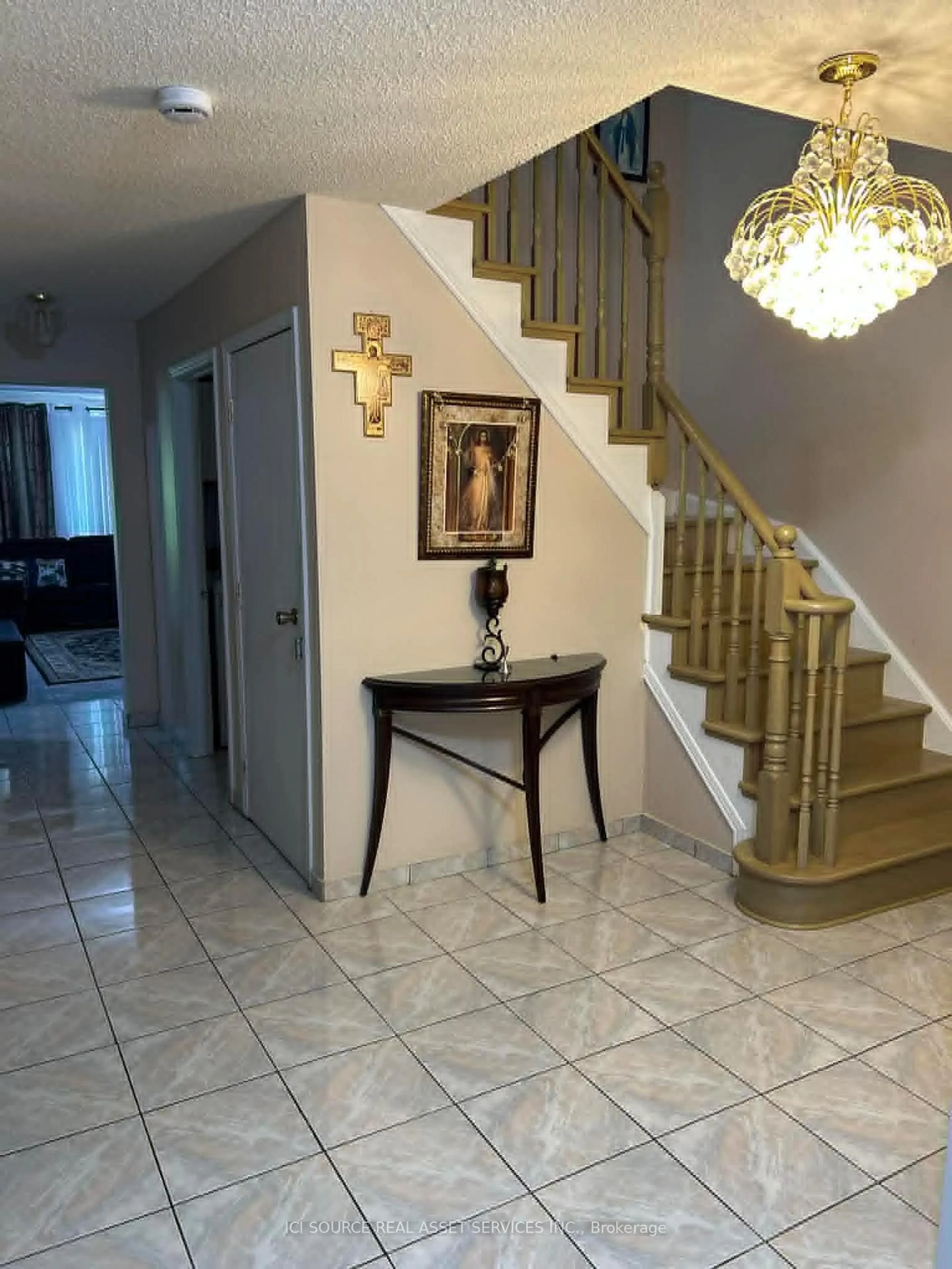 Indoor foyer for 3546 Italia Cres, Mississauga Ontario L5B 3T6