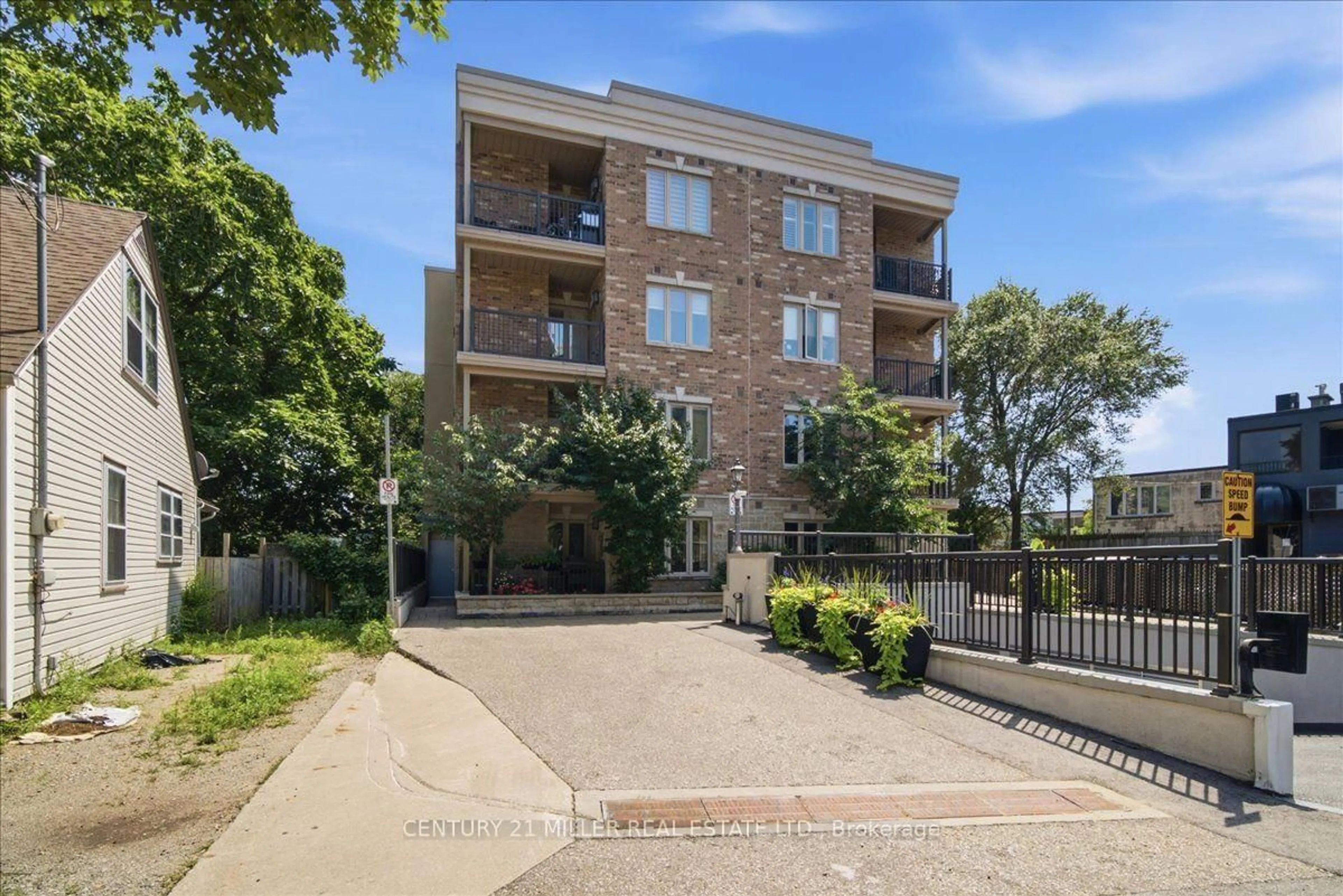 A pic from outside/outdoor area/front of a property/back of a property/a pic from drone, unknown for 70 Stewart St #102, Oakville Ontario L6K 1X5