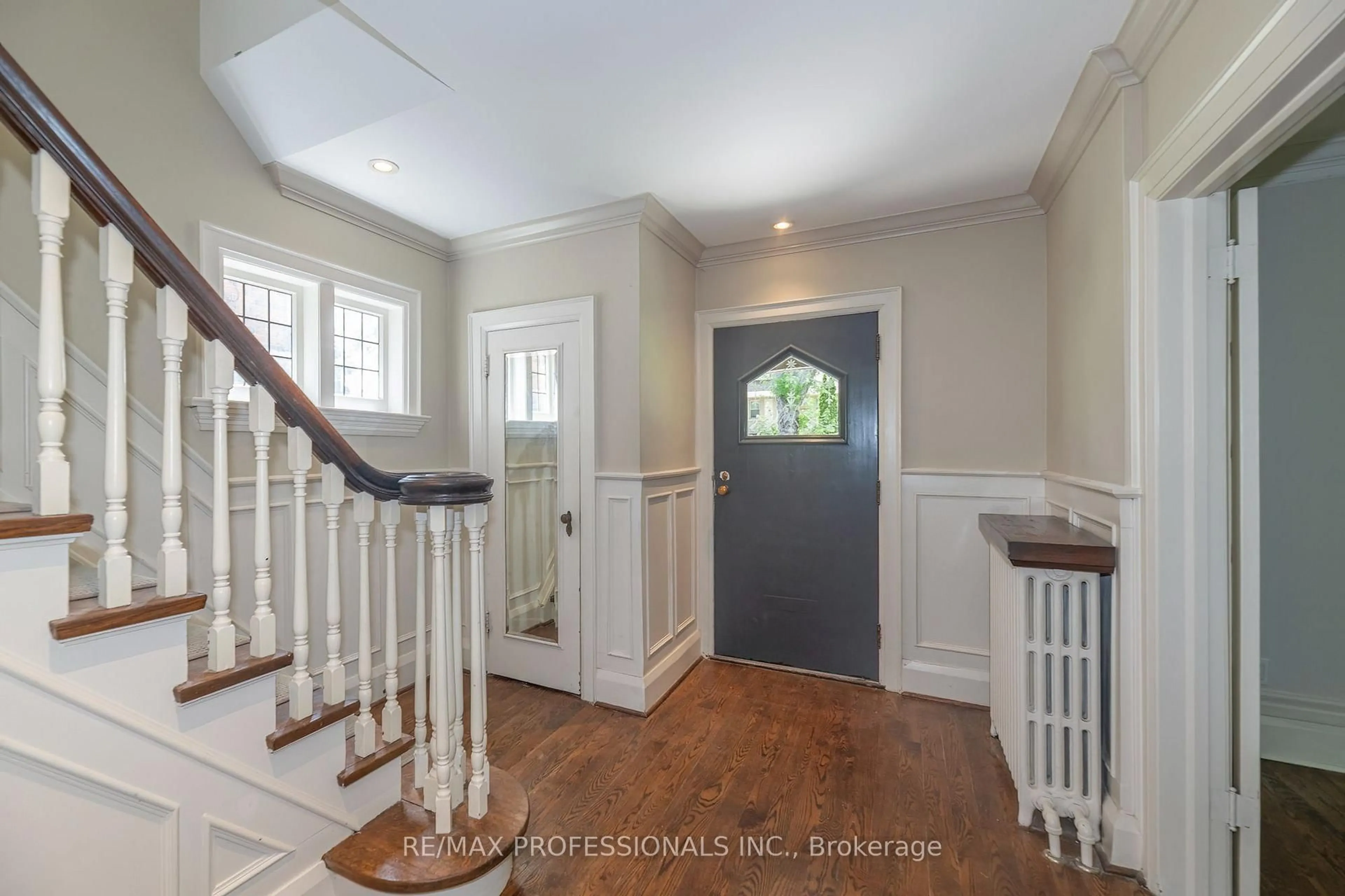 Indoor entryway for 61 Grenview Blvd, Toronto Ontario M8X 2K3