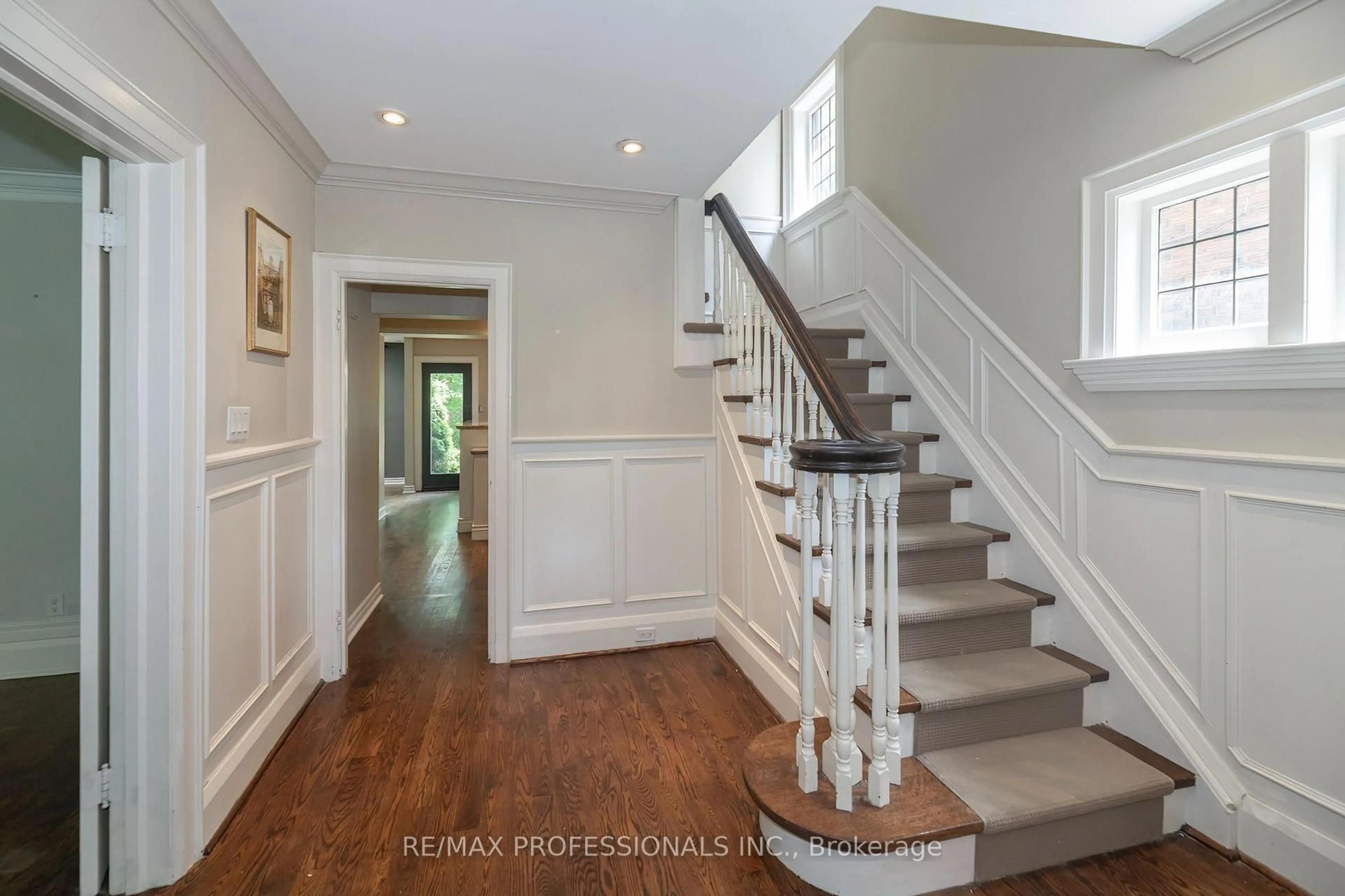 Indoor entryway for 61 Grenview Blvd, Toronto Ontario M8X 2K3