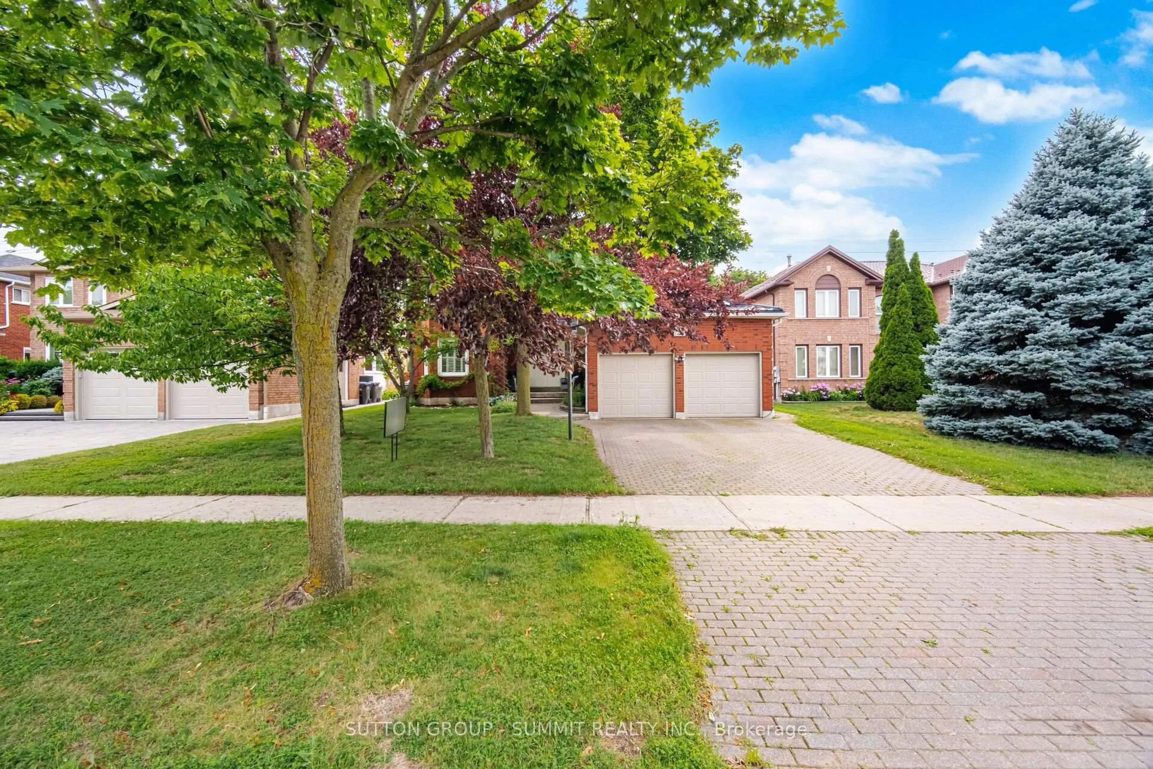 A pic from outside/outdoor area/front of a property/back of a property/a pic from drone, street for 5640 TURNEY Dr, Mississauga Ontario L5M 4Y9