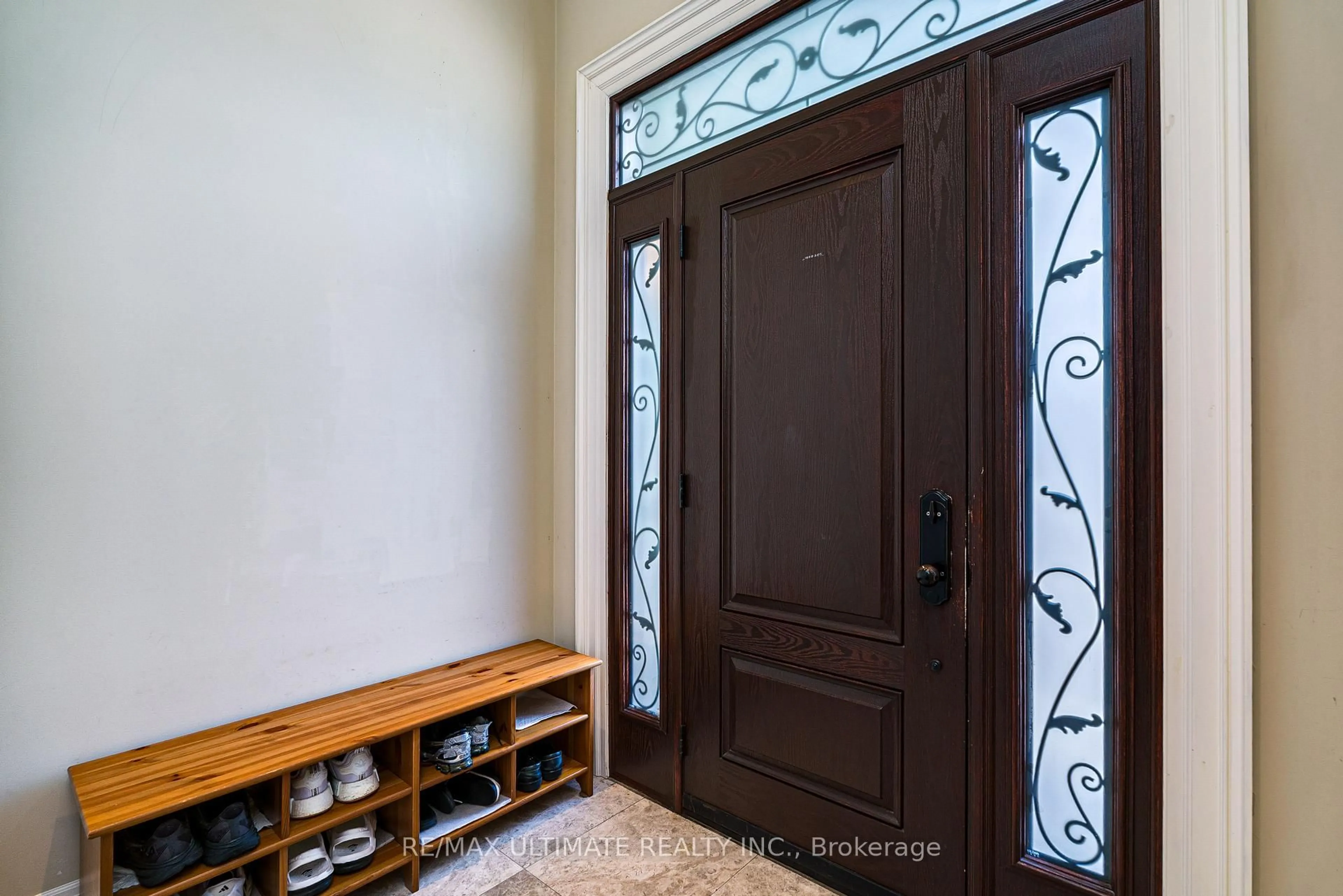 Indoor entryway for 90 Howick Ave, Toronto Ontario M6N 1N1