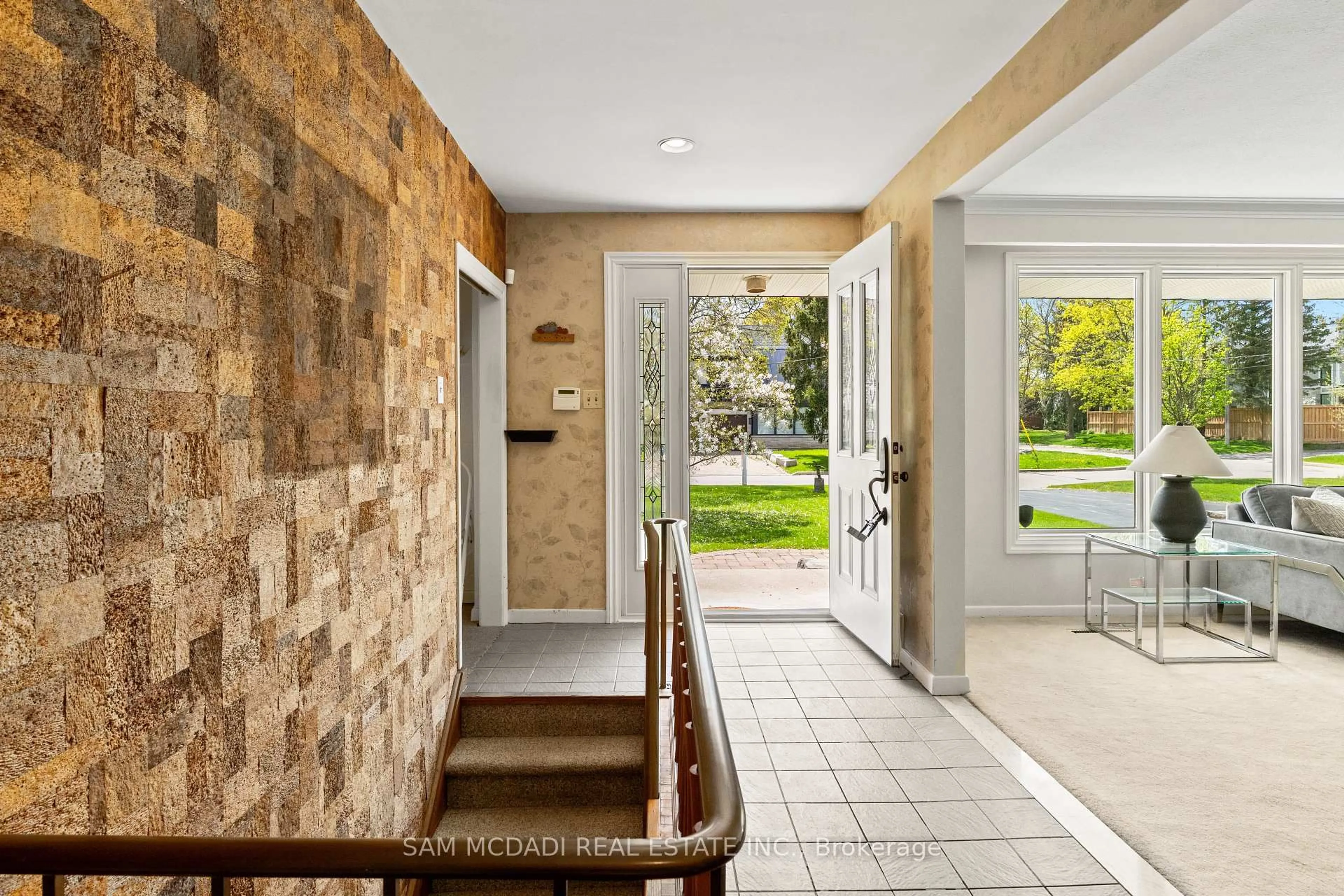Indoor foyer for 521 Vanessa Cres, Mississauga Ontario L5H 2N4