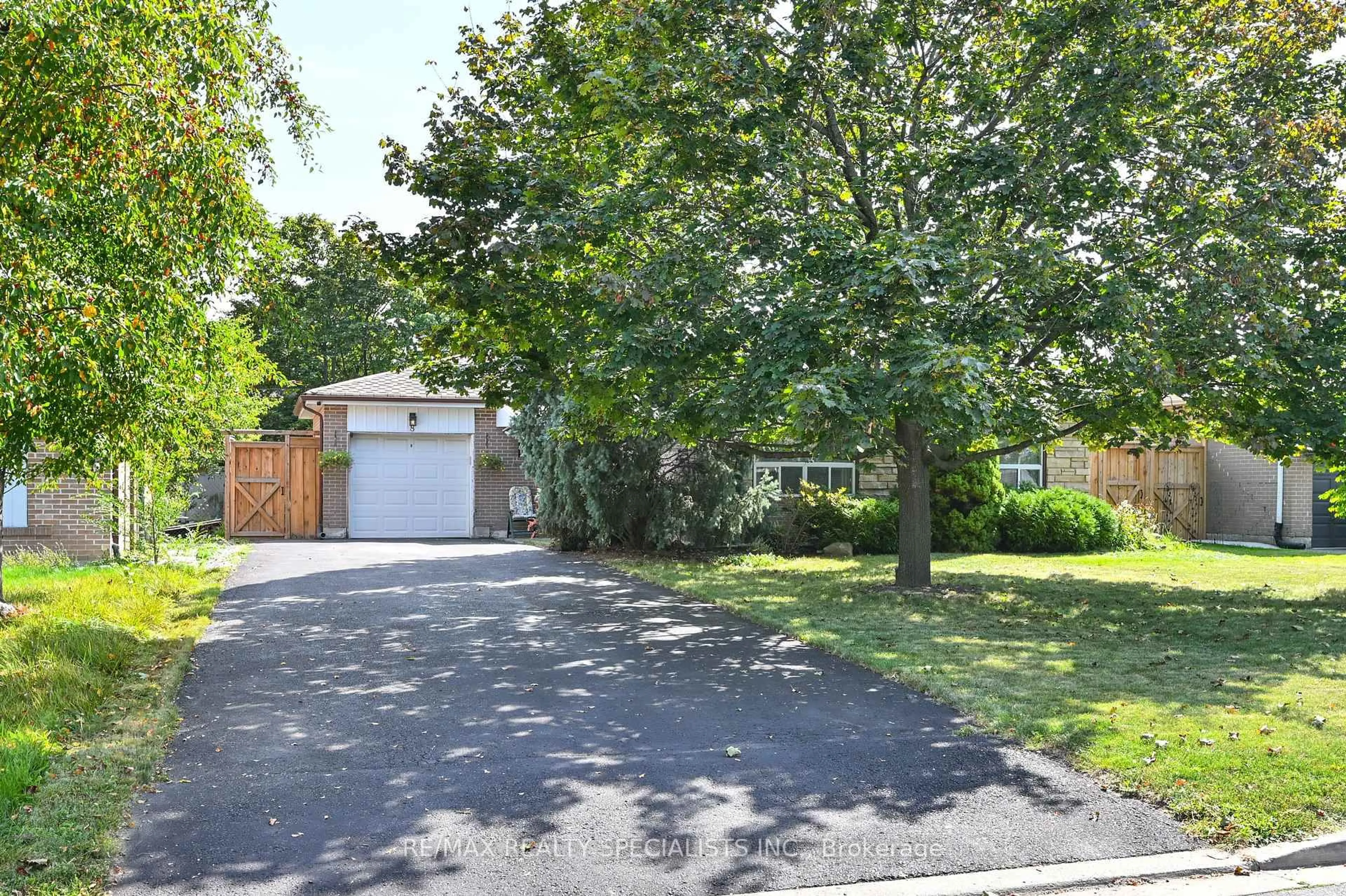 A pic from outside/outdoor area/front of a property/back of a property/a pic from drone, street for 8 Beechwood Cres, Brampton Ontario L6T 1Y1