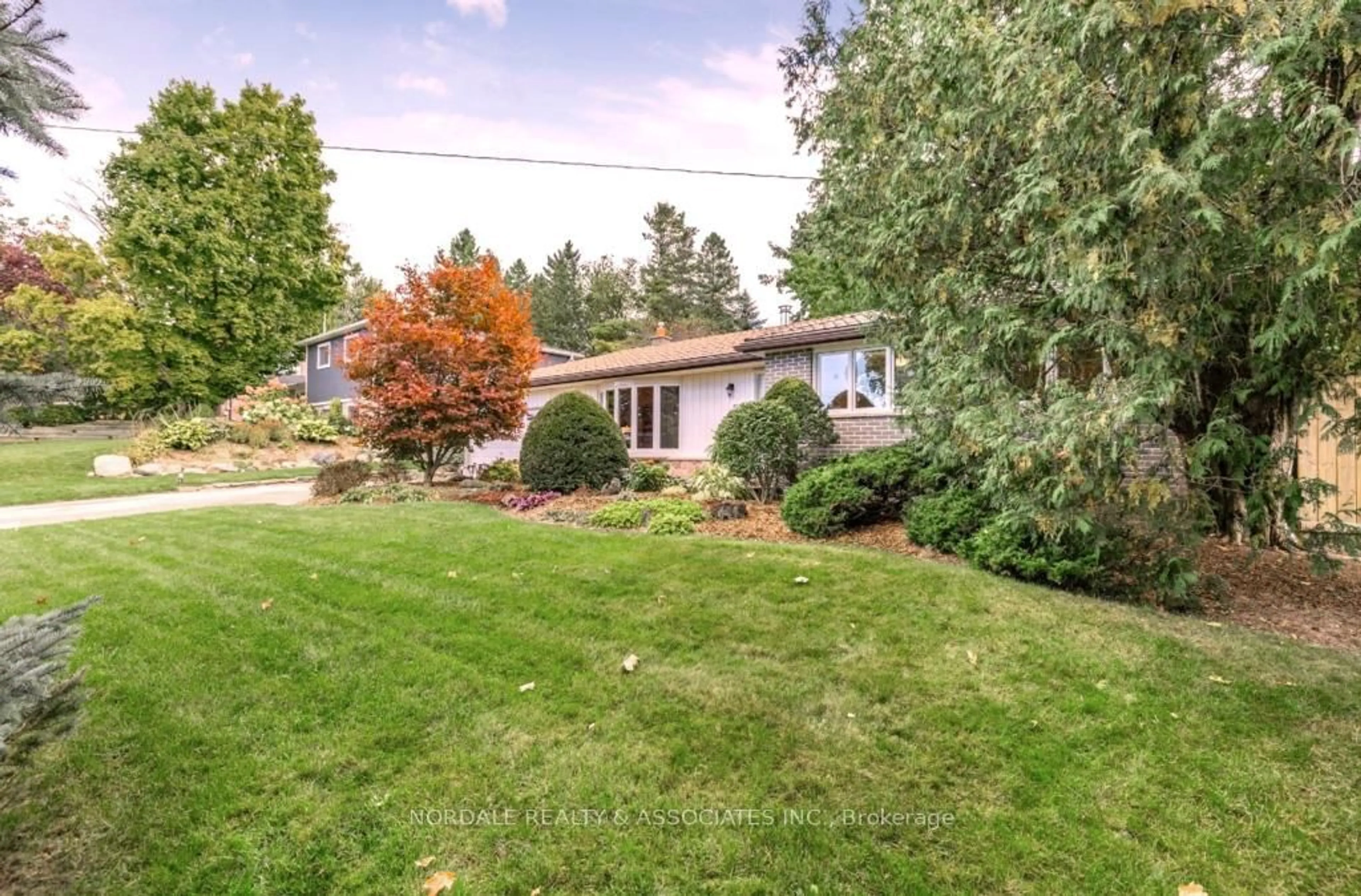 A pic from outside/outdoor area/front of a property/back of a property/a pic from drone, unknown for 26 Marion St, Caledon Ontario L7C 1K8