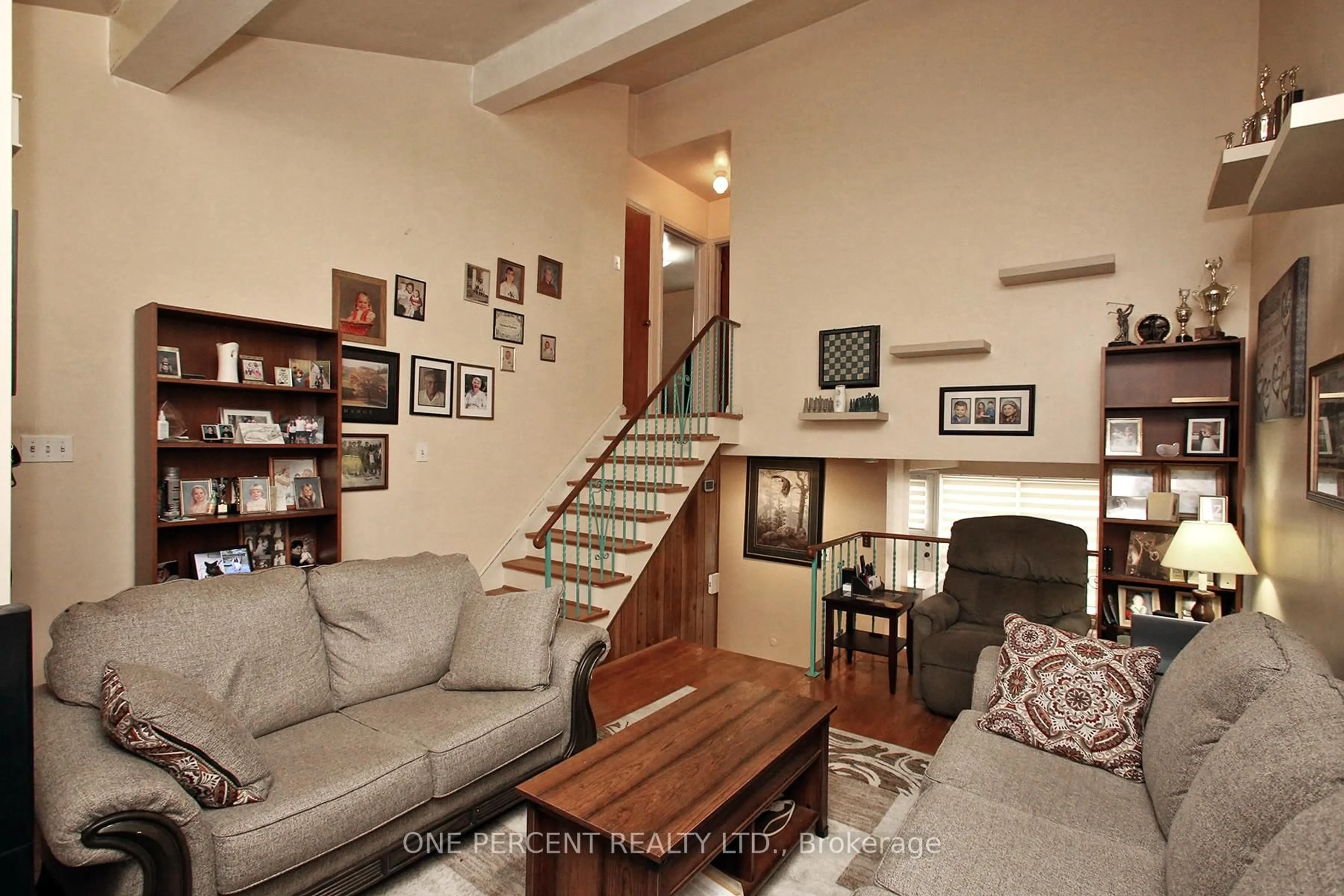Living room with furniture, unknown for 3074 Merritt Ave, Mississauga Ontario L4T 1P2