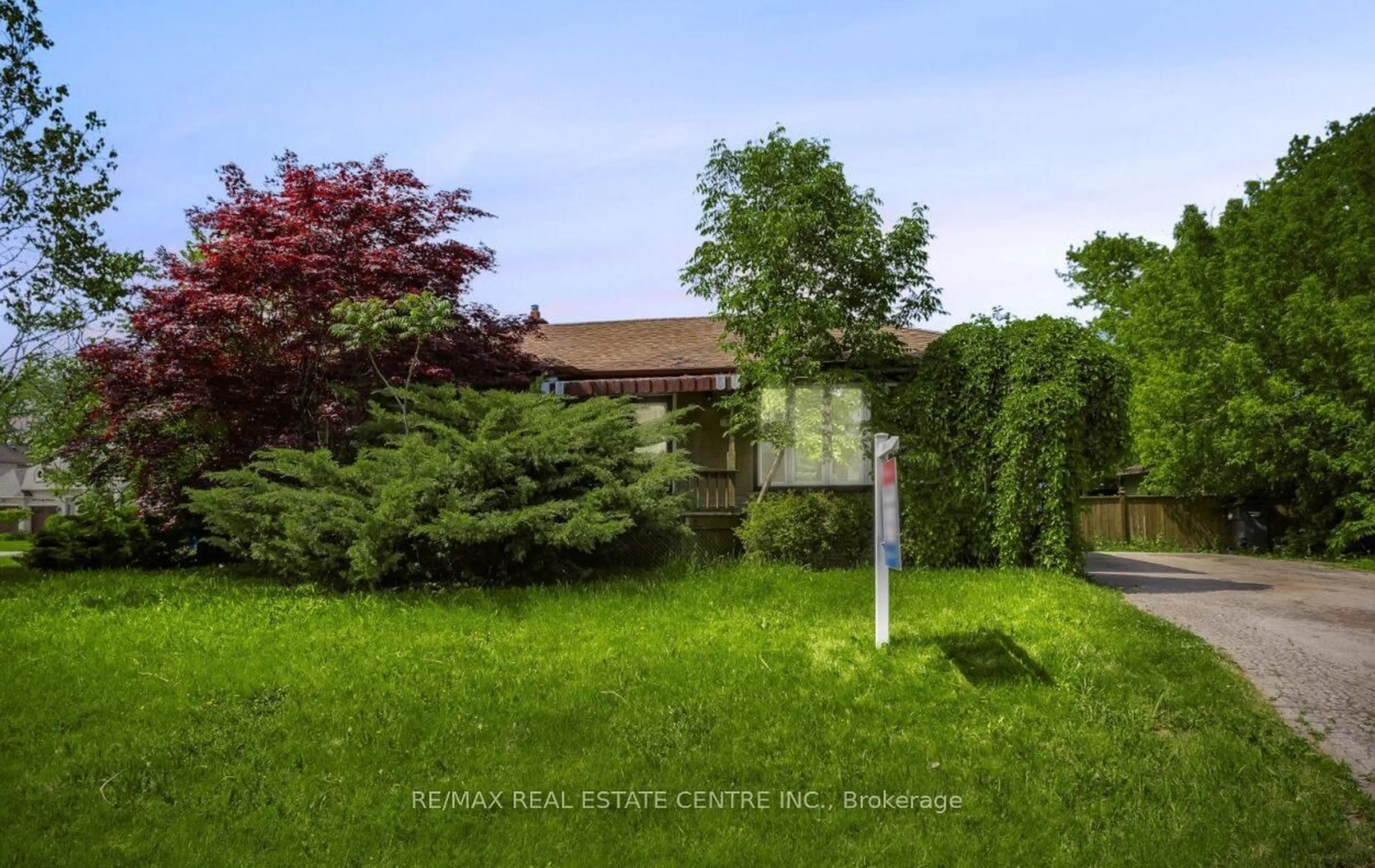 A pic from outside/outdoor area/front of a property/back of a property/a pic from drone, unknown for 474 SEATON Dr, Oakville Ontario L6L 3Y5