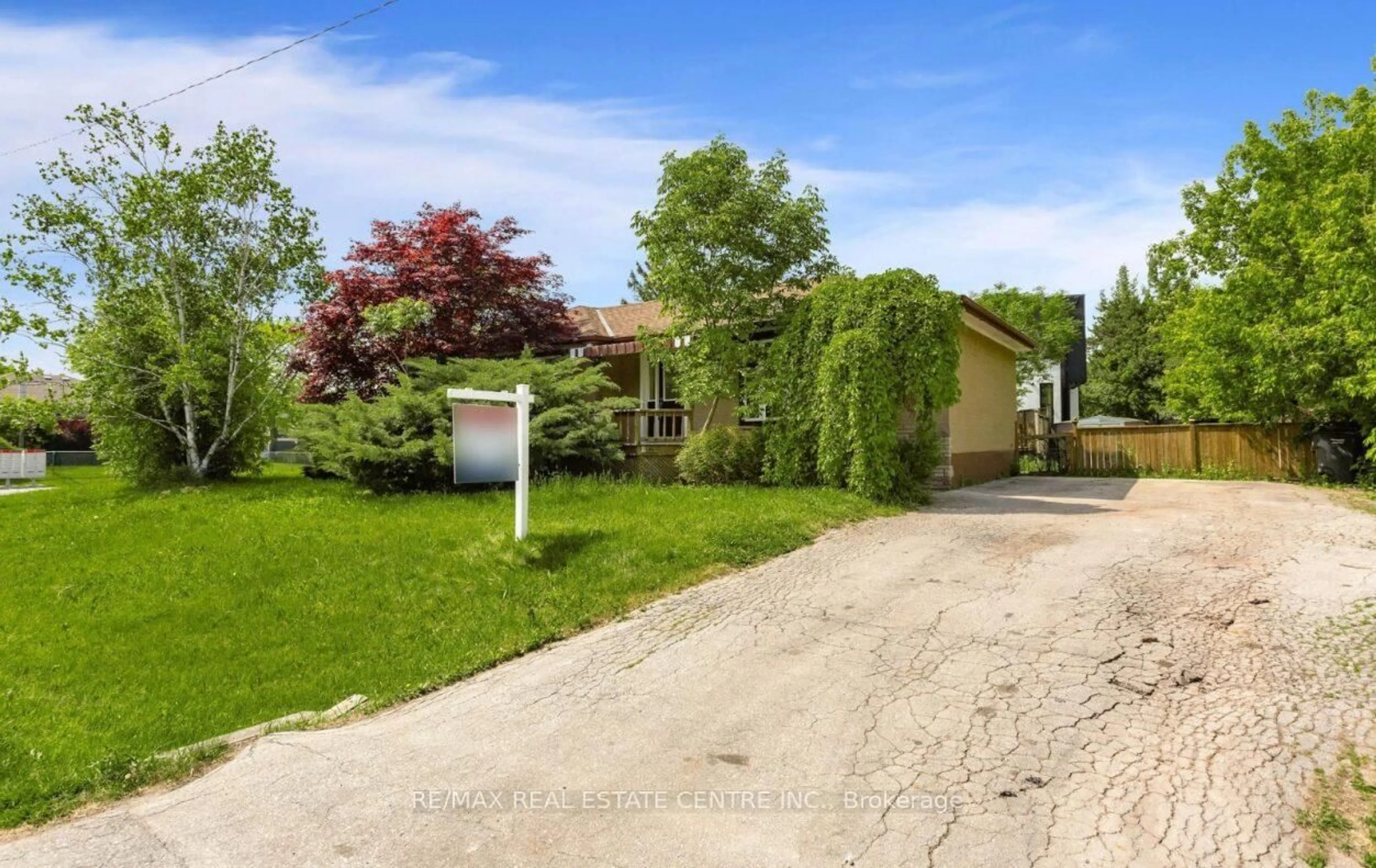 A pic from outside/outdoor area/front of a property/back of a property/a pic from drone, street for 474 SEATON Dr, Oakville Ontario L6L 3Y5