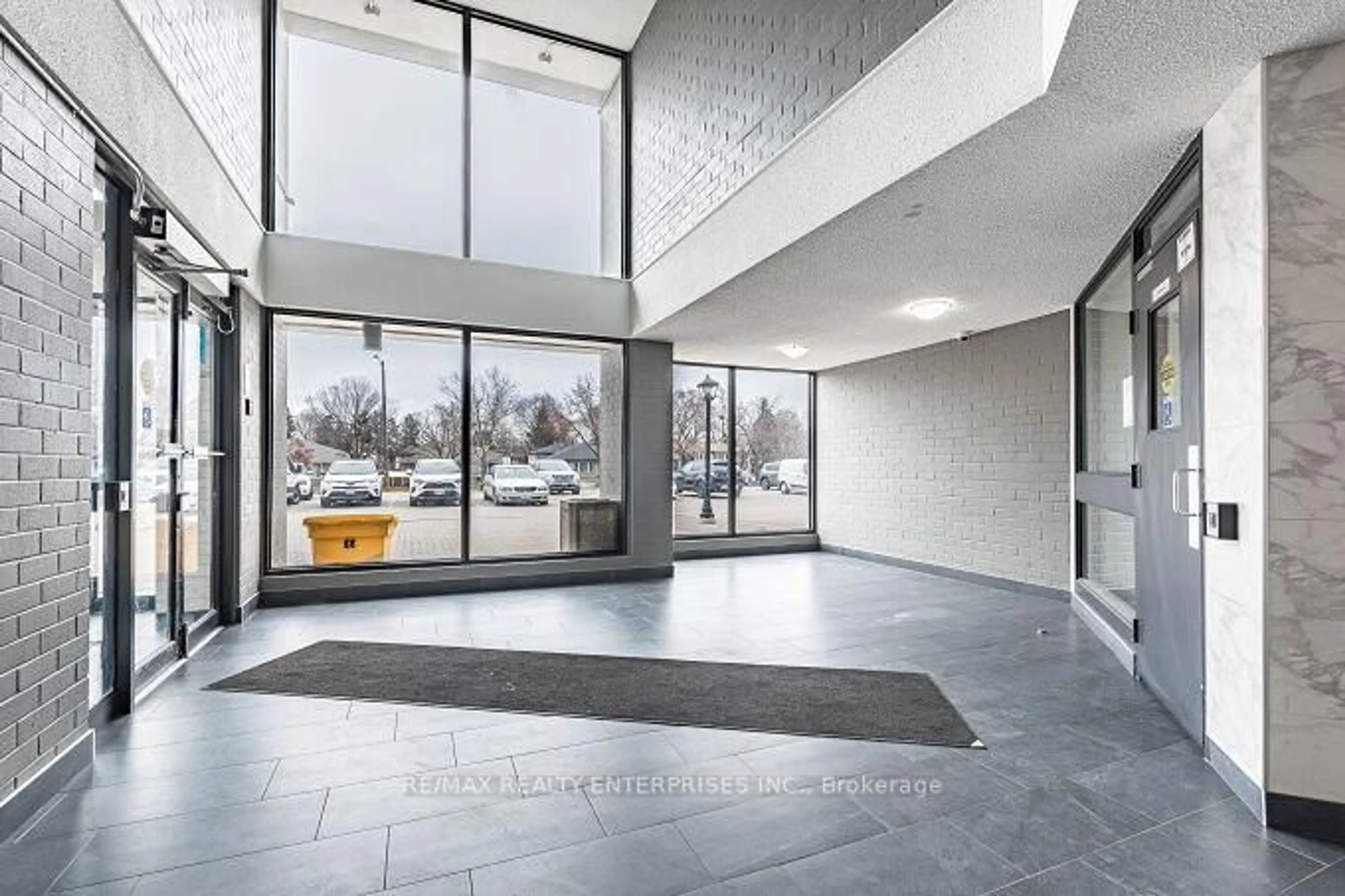 Indoor foyer for 2001 Bonnymede Dr #119, Mississauga Ontario L5J 4H8
