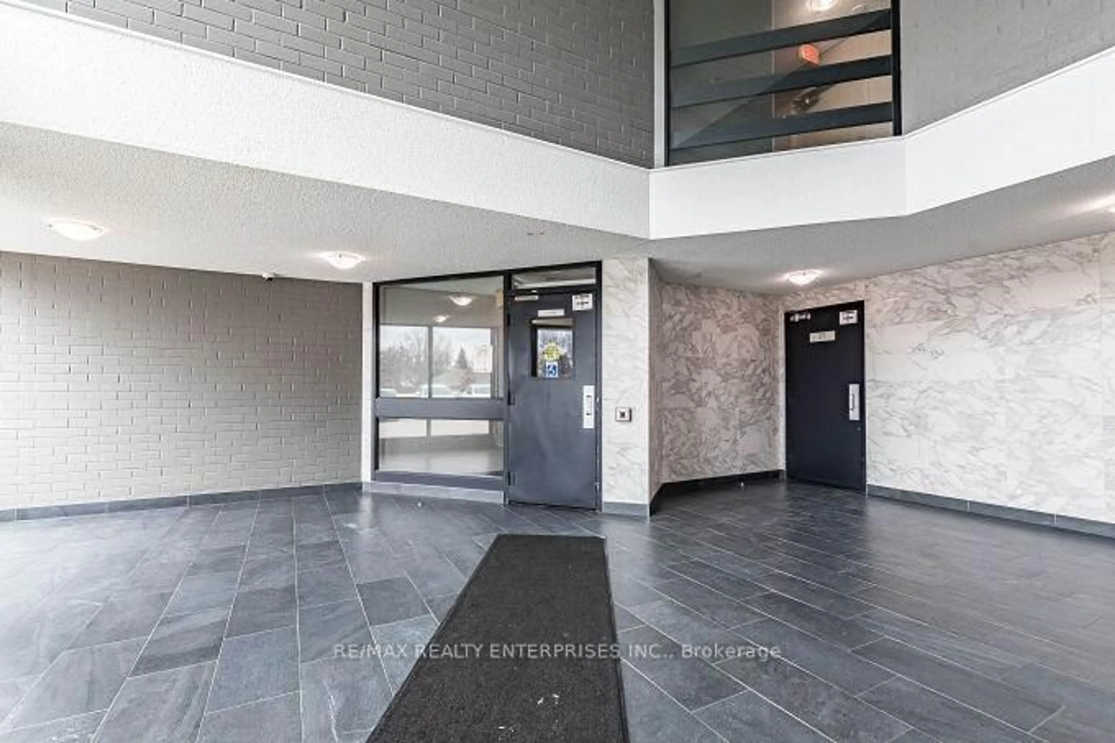 Indoor foyer for 2001 Bonnymede Dr #119, Mississauga Ontario L5J 4H8
