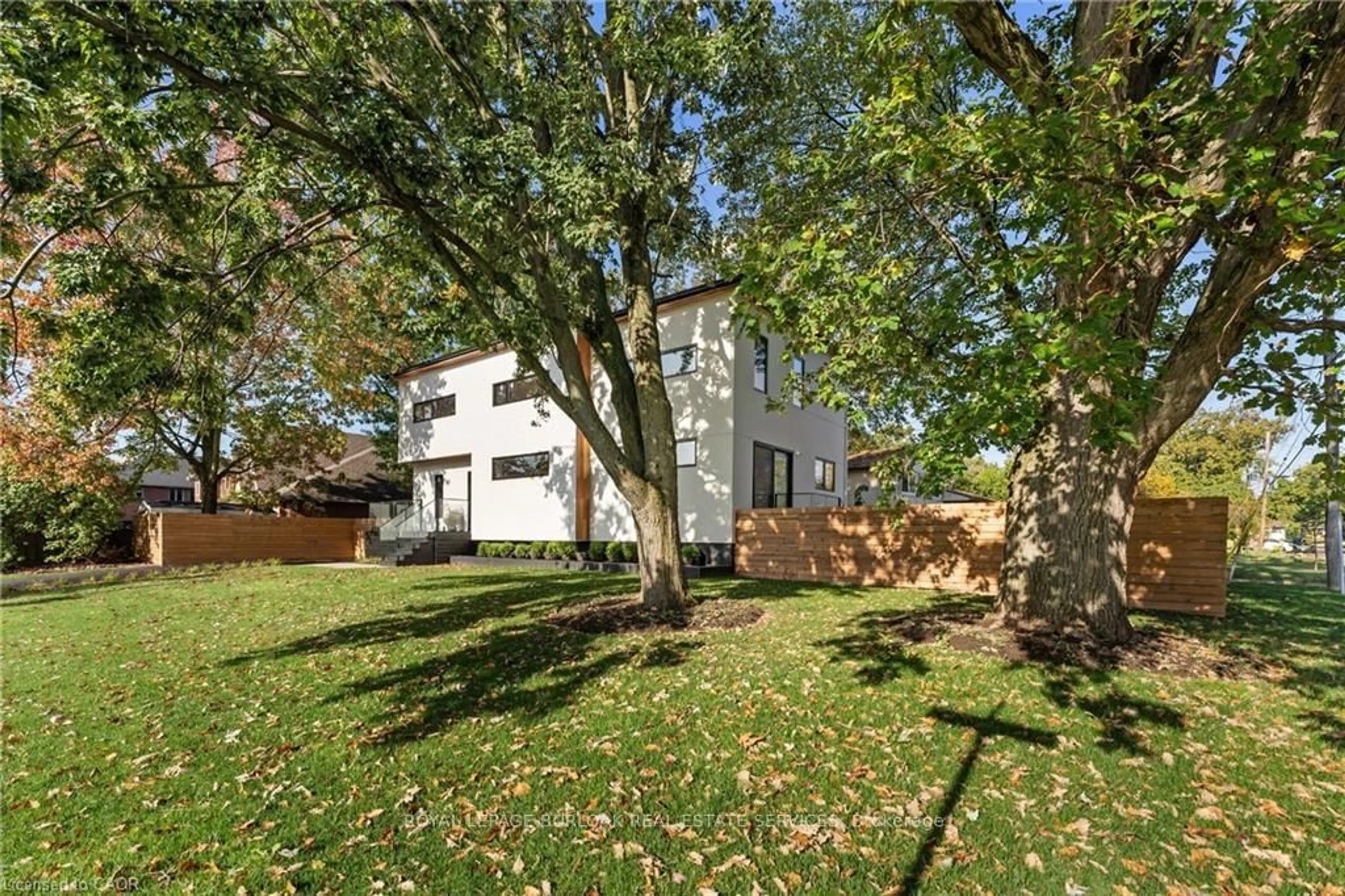 A pic from outside/outdoor area/front of a property/back of a property/a pic from drone, street for 5427 ANTHONY Pl, Burlington Ontario L7L 3G9