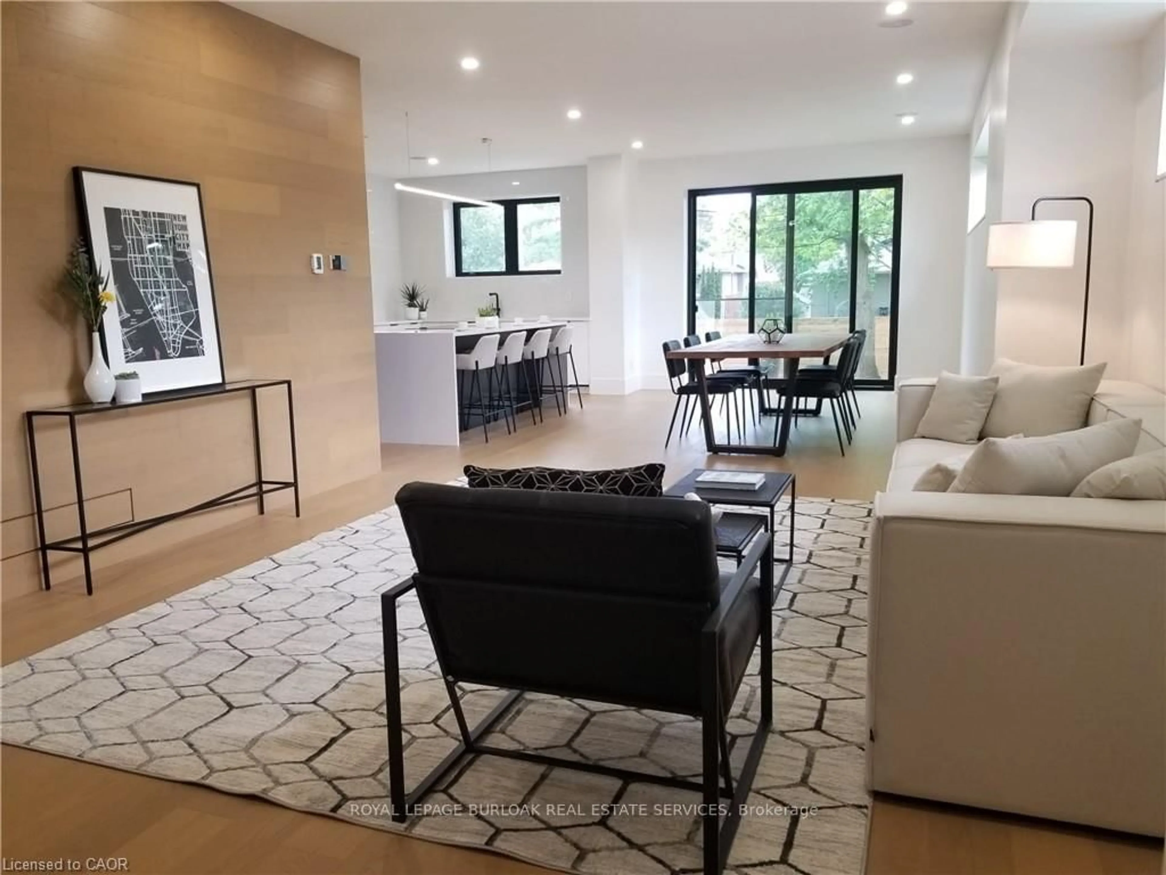 Living room with furniture, unknown for 5427 ANTHONY Pl, Burlington Ontario L7L 3G9