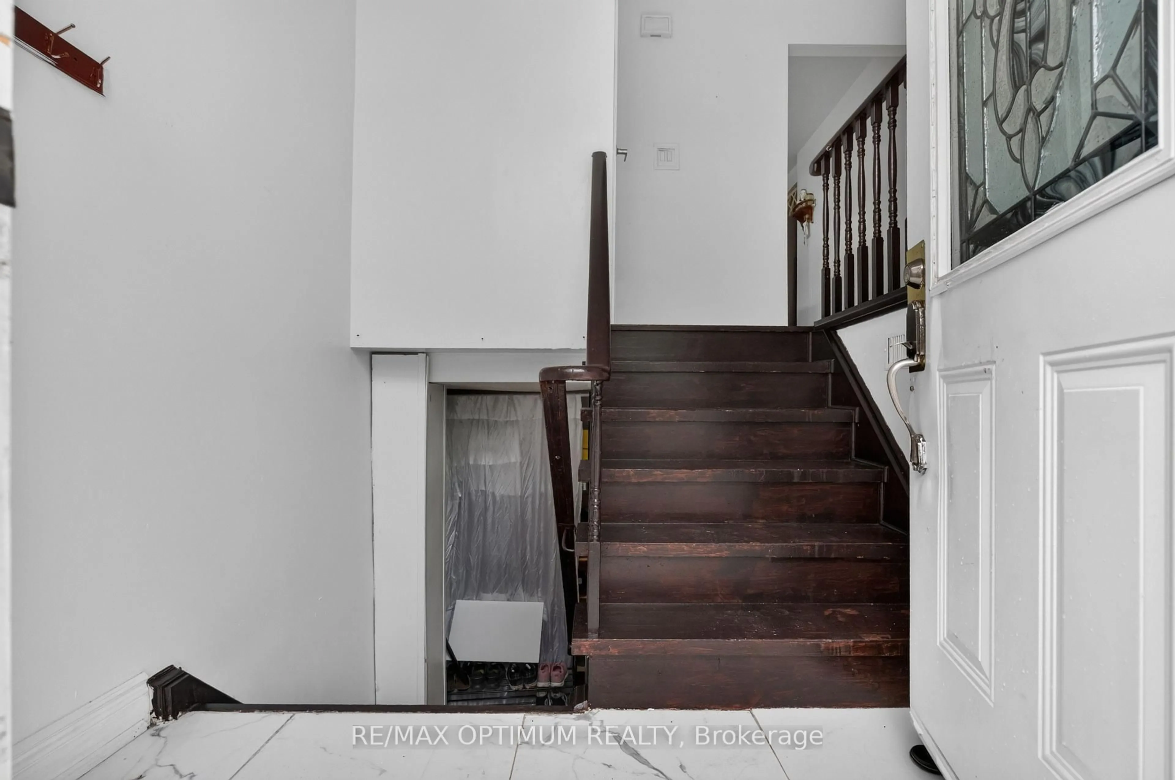 Stairs for 18 Curtis Dr, Brampton Ontario L6Y 2J6