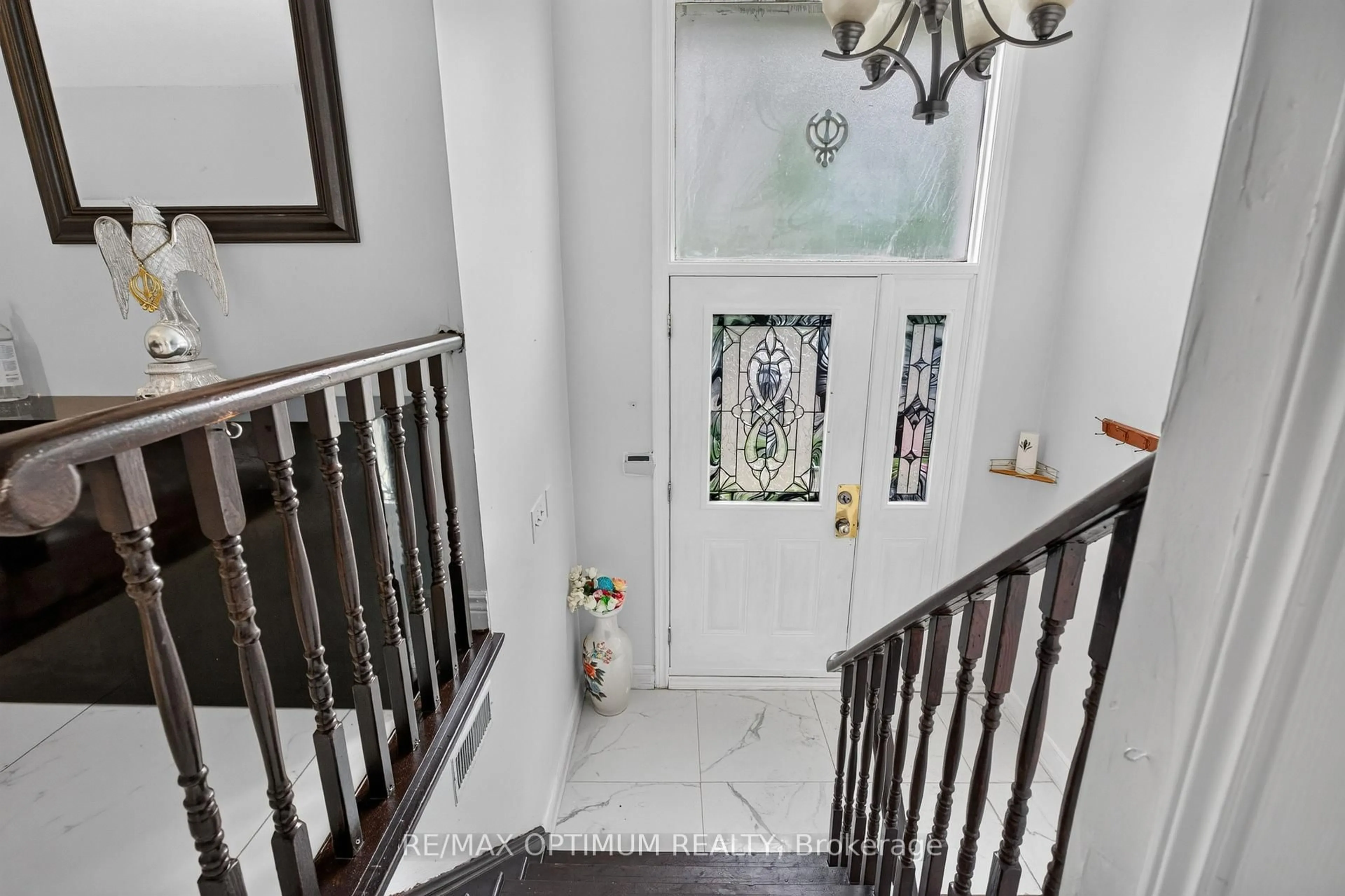 Indoor foyer for 18 Curtis Dr, Brampton Ontario L6Y 2J6