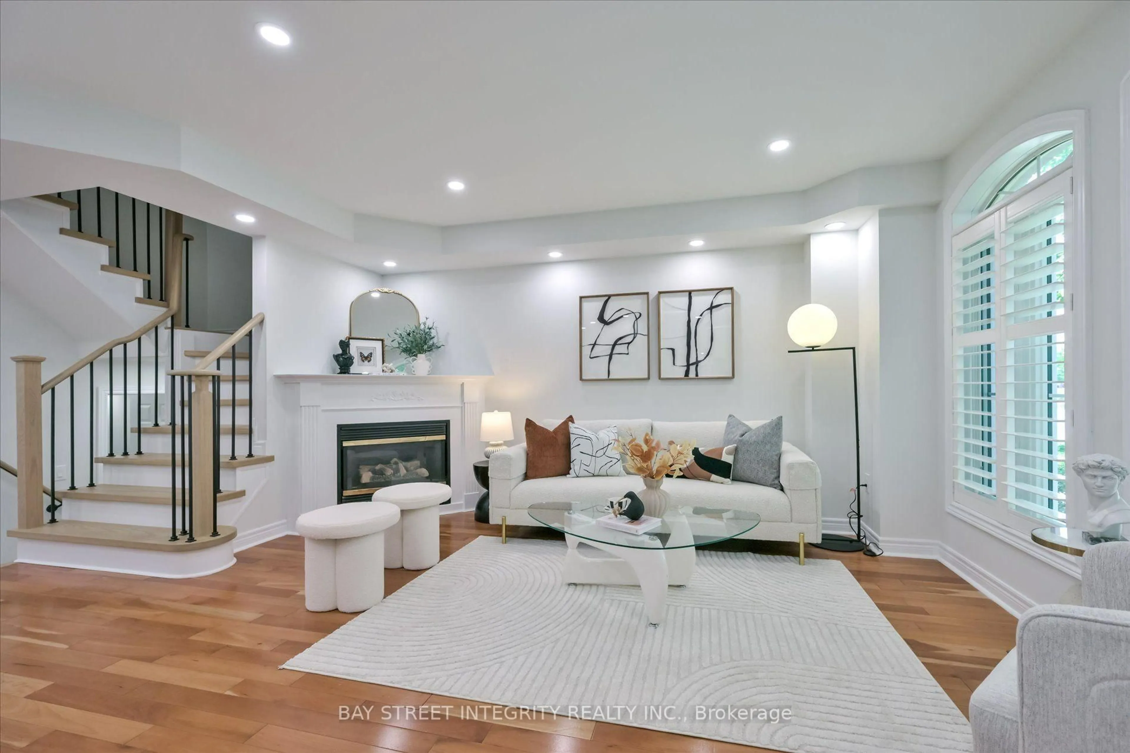 Living room with furniture, unknown for 208 Georgian Dr, Oakville Ontario L6H 6T8