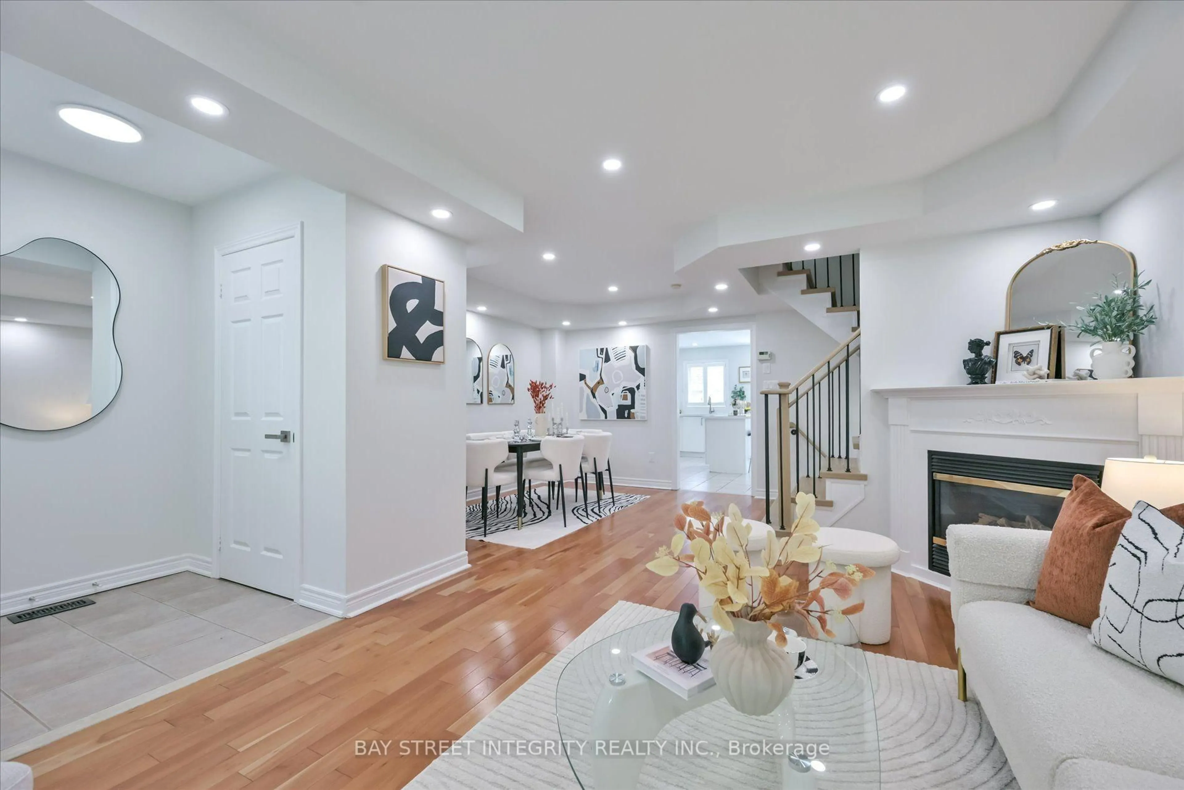 Indoor entryway for 208 Georgian Dr, Oakville Ontario L6H 6T8