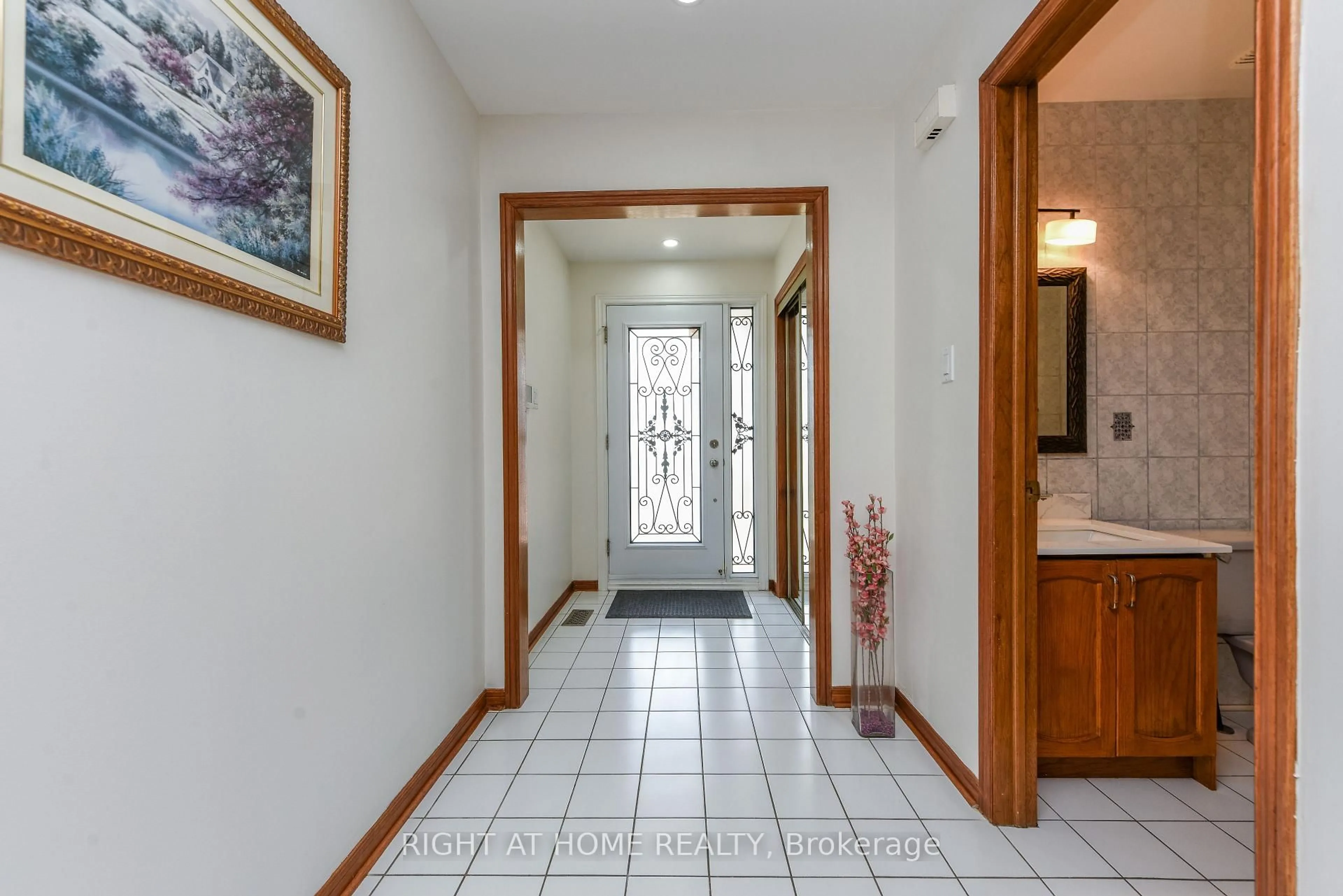 Indoor foyer for 63 PENNSYLVANIA Ave, Brampton Ontario L6Y 4P3