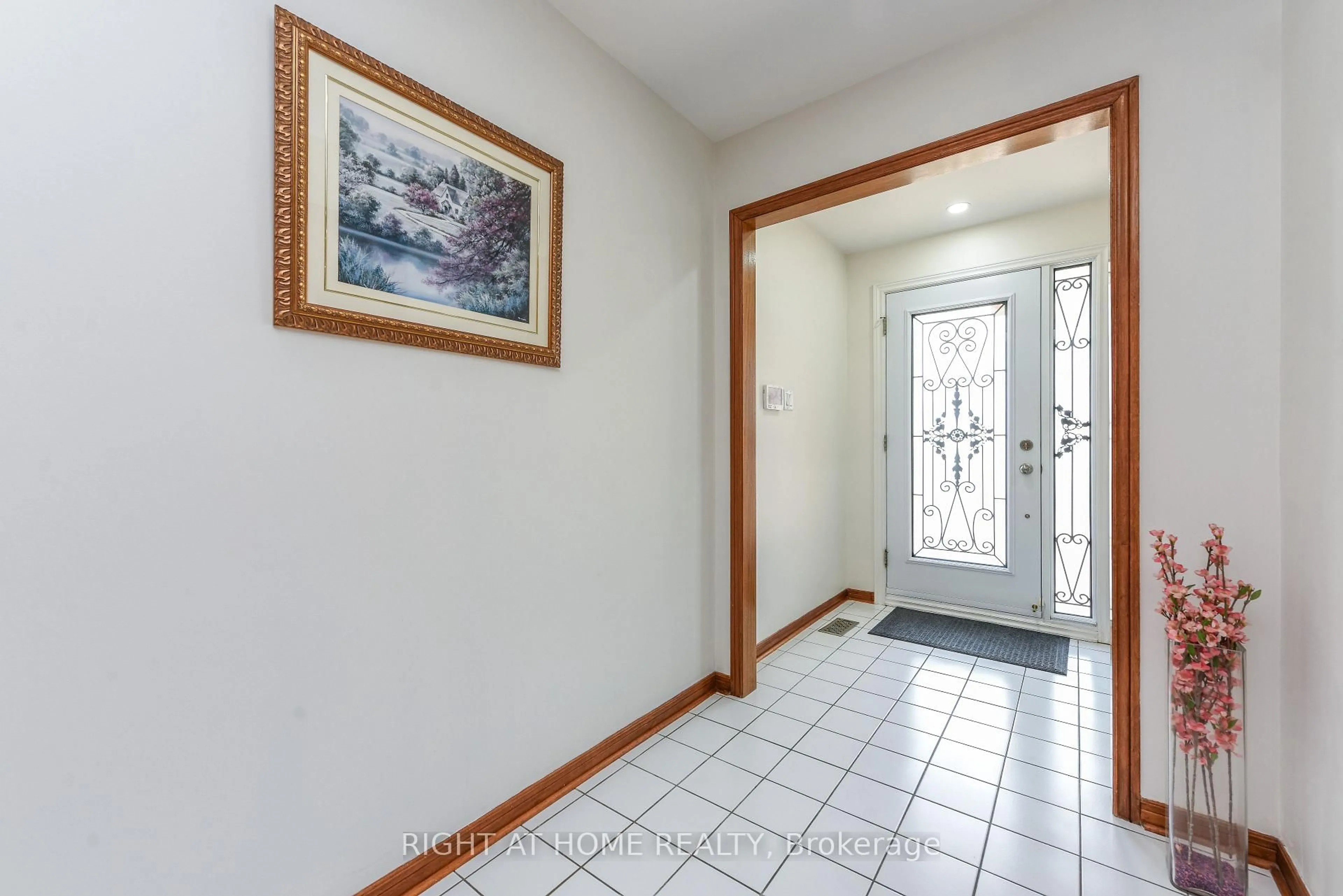 Indoor entryway for 63 PENNSYLVANIA Ave, Brampton Ontario L6Y 4P3