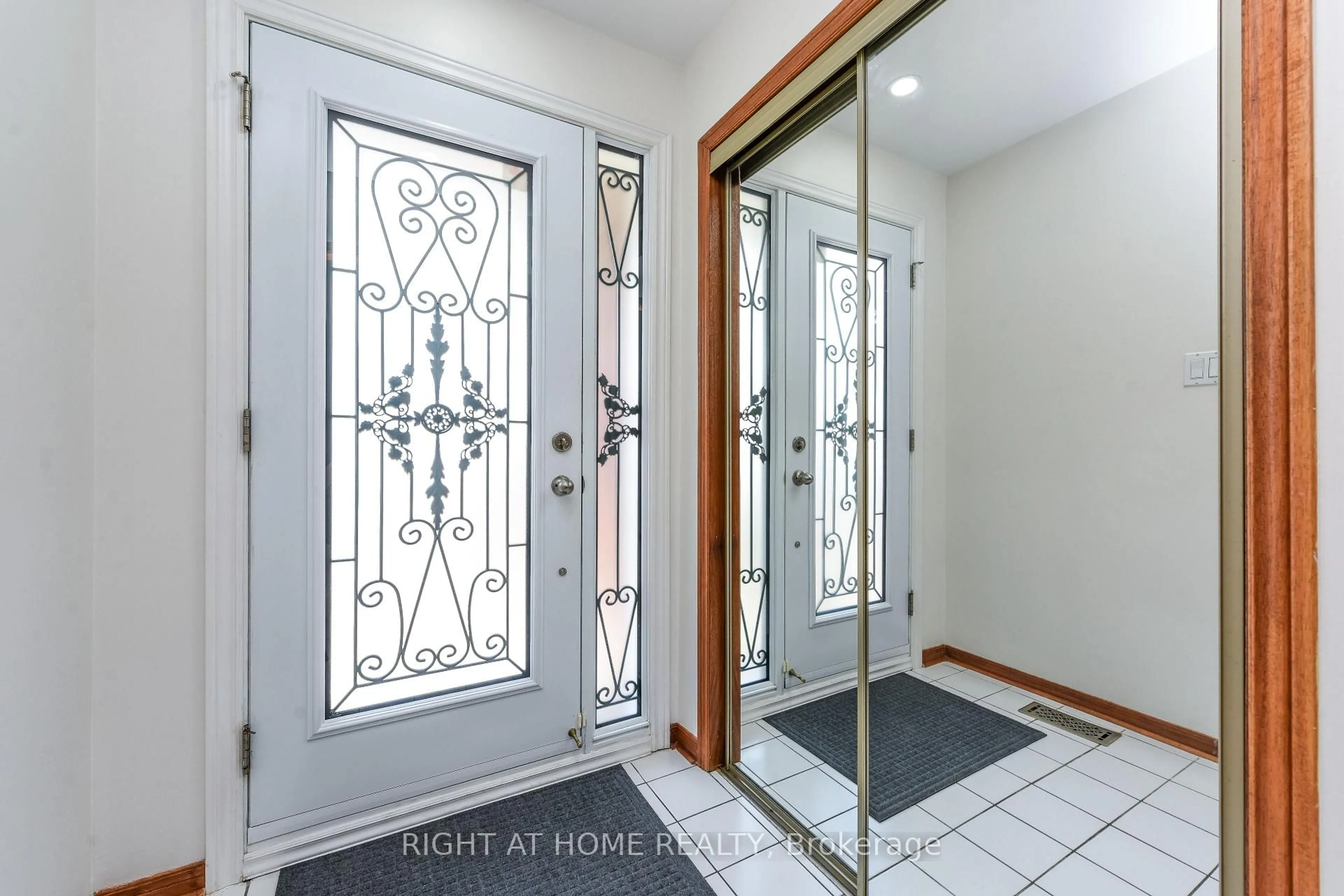 Indoor entryway for 63 PENNSYLVANIA Ave, Brampton Ontario L6Y 4P3