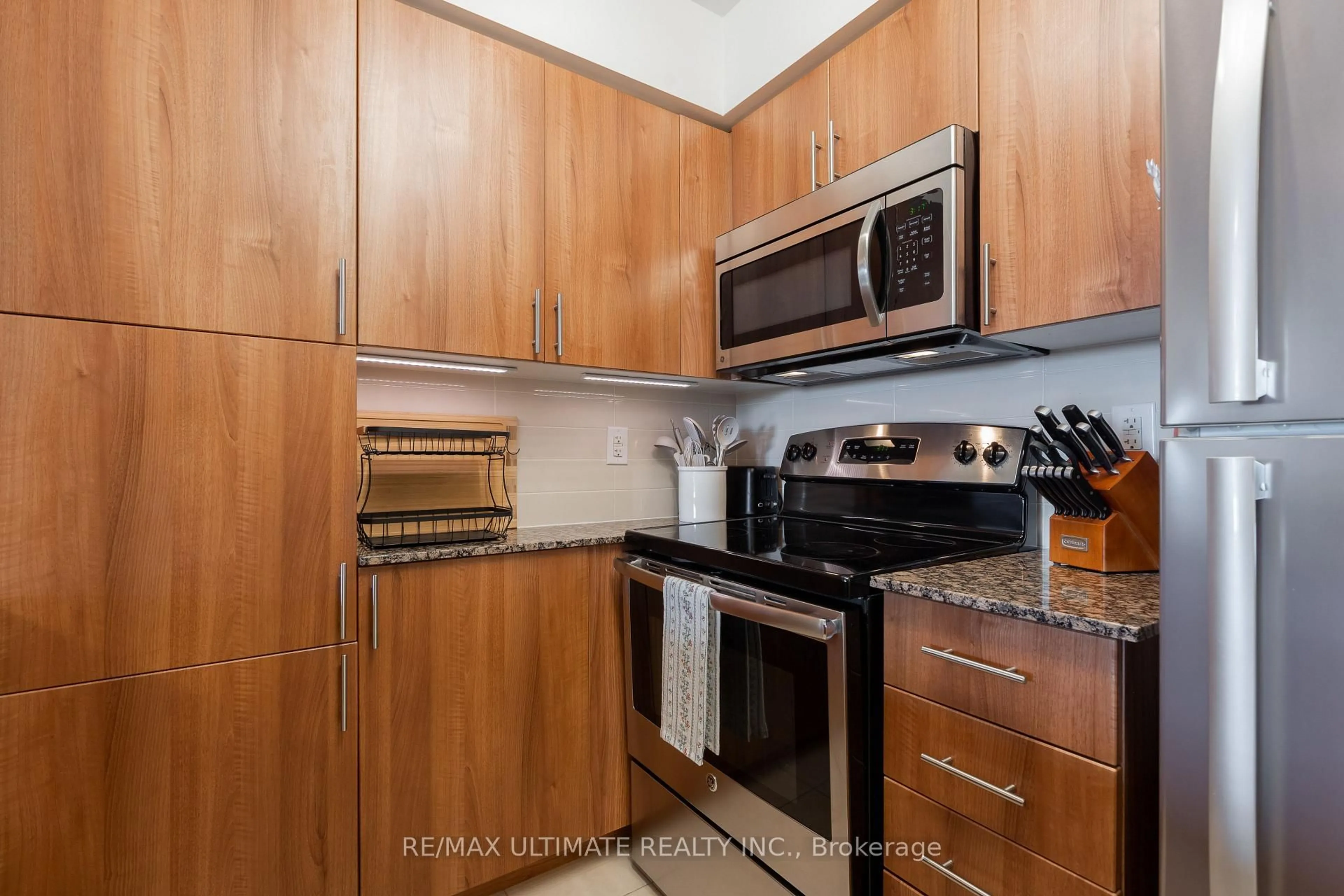 Standard kitchen, unknown for 830 Lawrence Ave #308, Toronto Ontario M6A 0B6