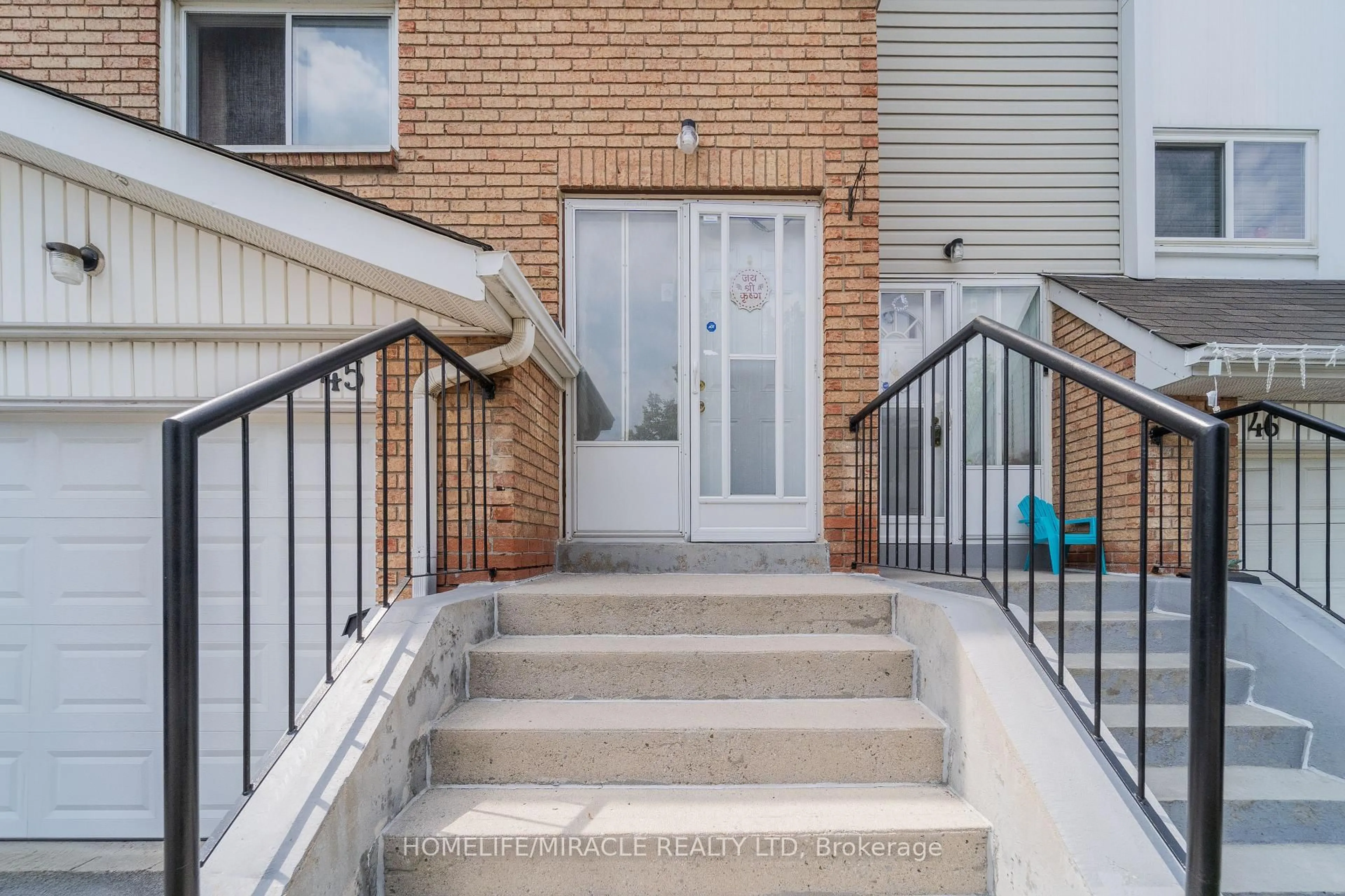 Unknown for 45 Lincoln Crt, Brampton Ontario L6T 3Z2
