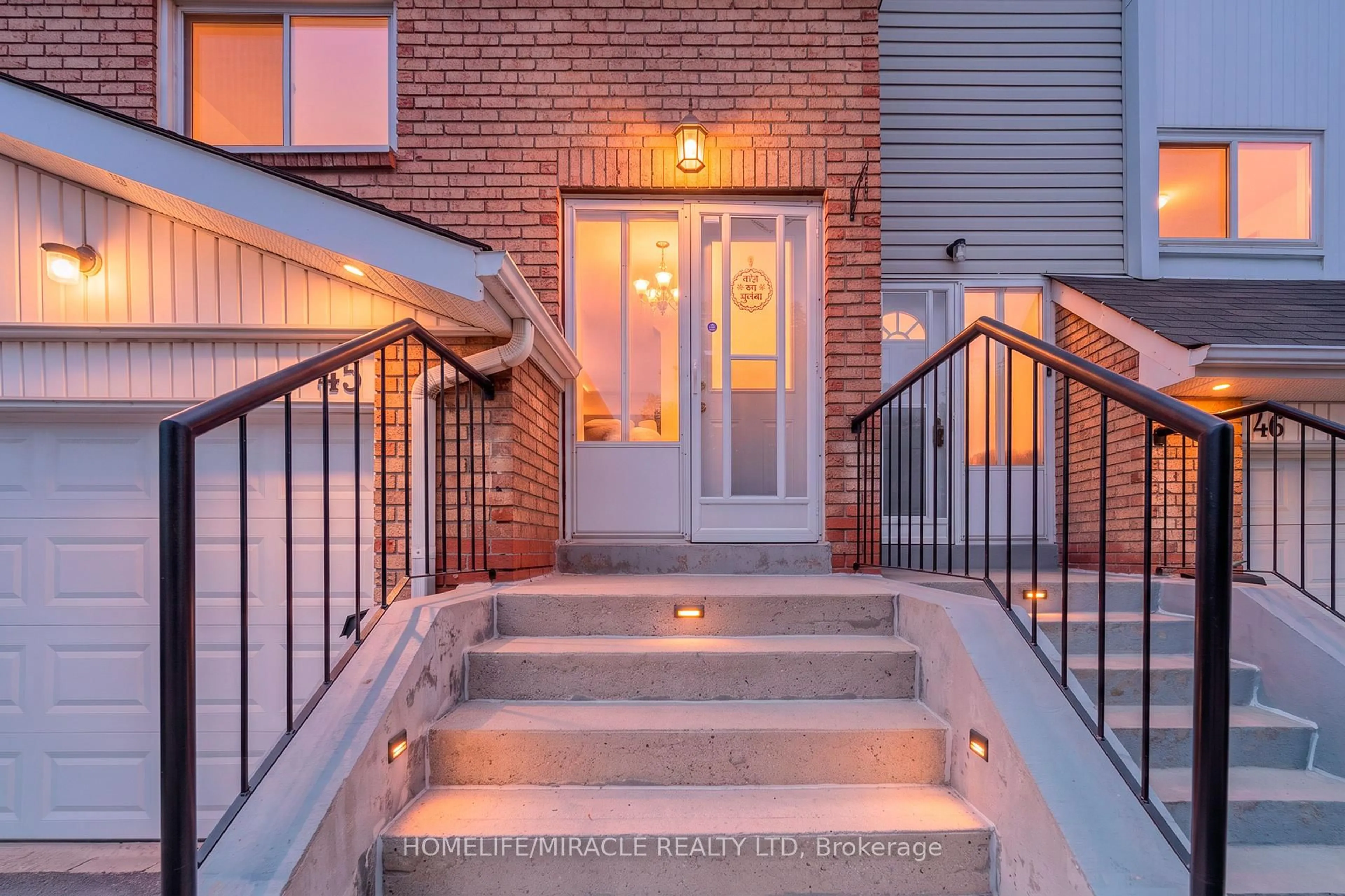 Indoor entryway for 45 Lincoln Crt, Brampton Ontario L6T 3Z2