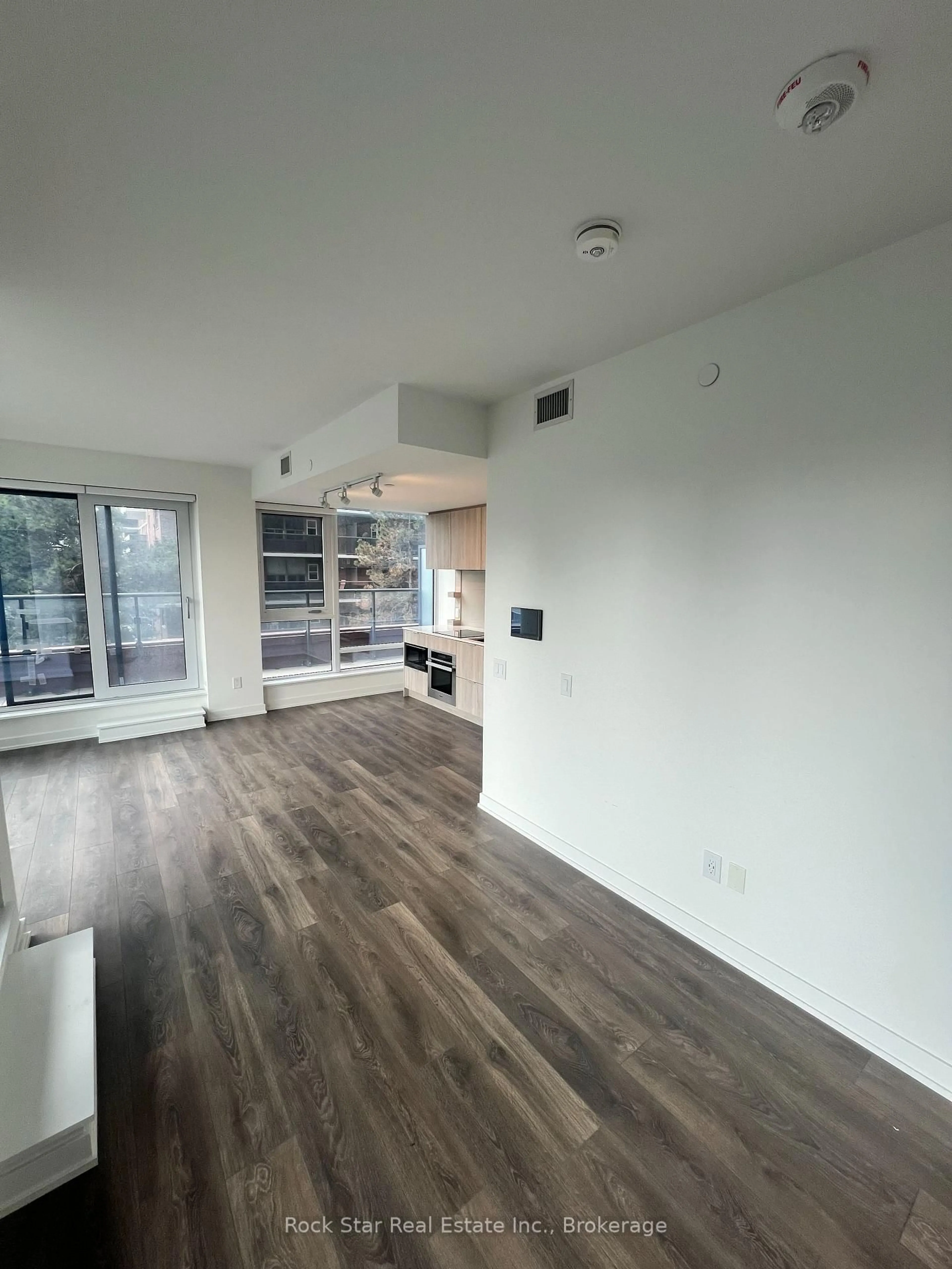 A pic of a room for 28 Ann St #209, Mississauga Ontario L5G 0E1