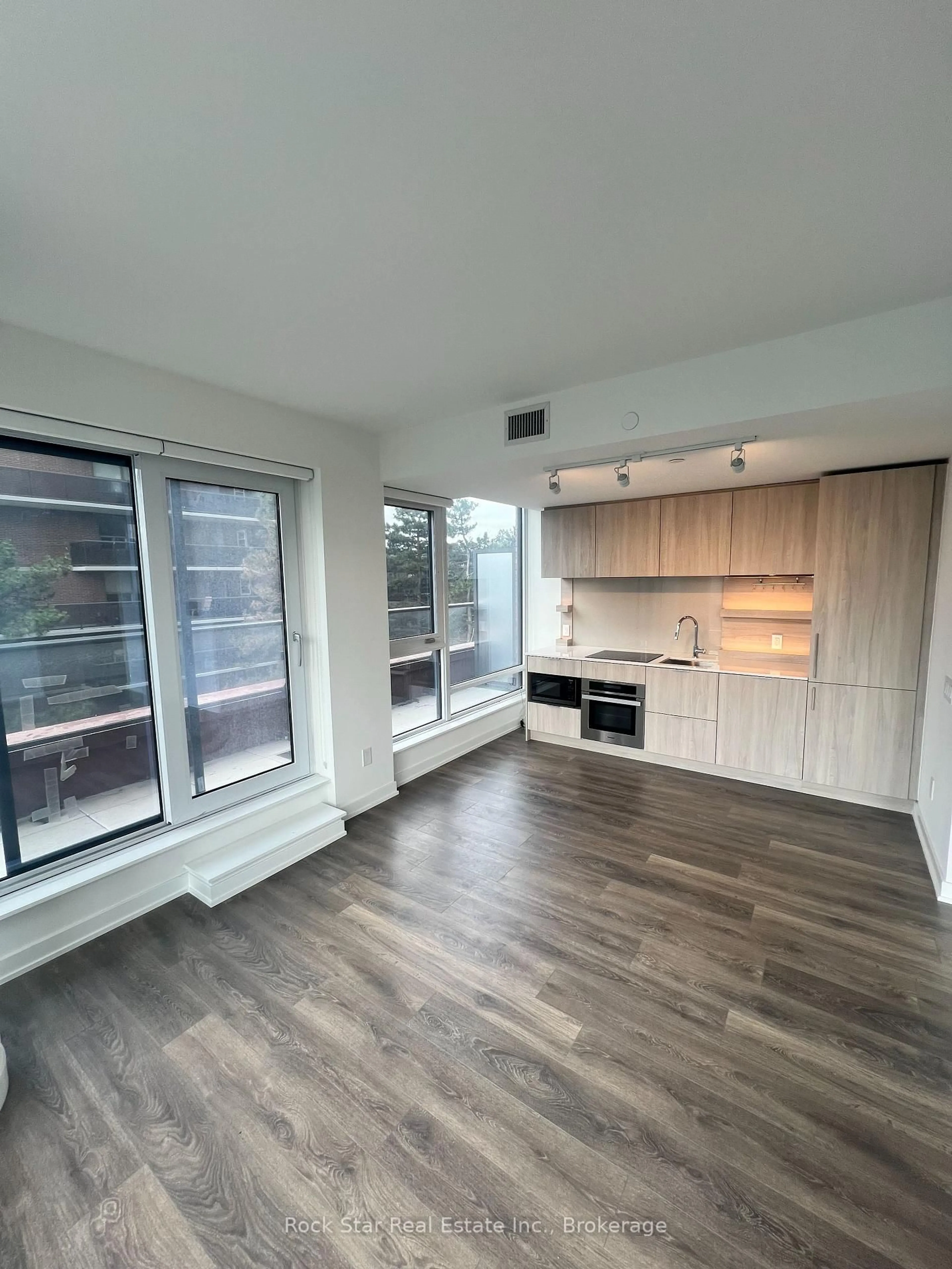Open concept kitchen, wood/laminate floor for 28 Ann St #209, Mississauga Ontario L5G 0E1