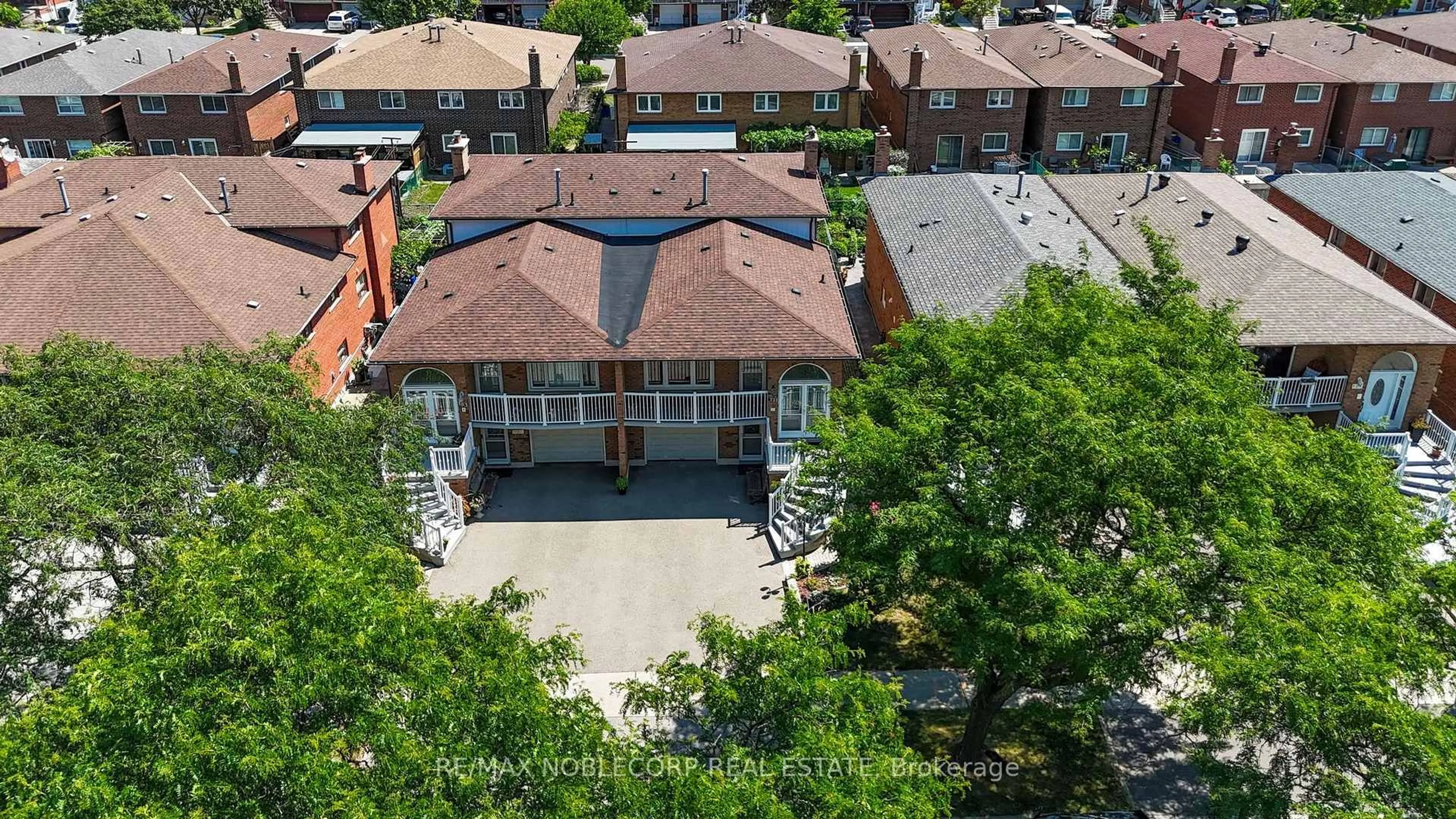 A pic from outside/outdoor area/front of a property/back of a property/a pic from drone, city buildings view from balcony for 131 Yatescastle Dr, Toronto Ontario M3L 2L4