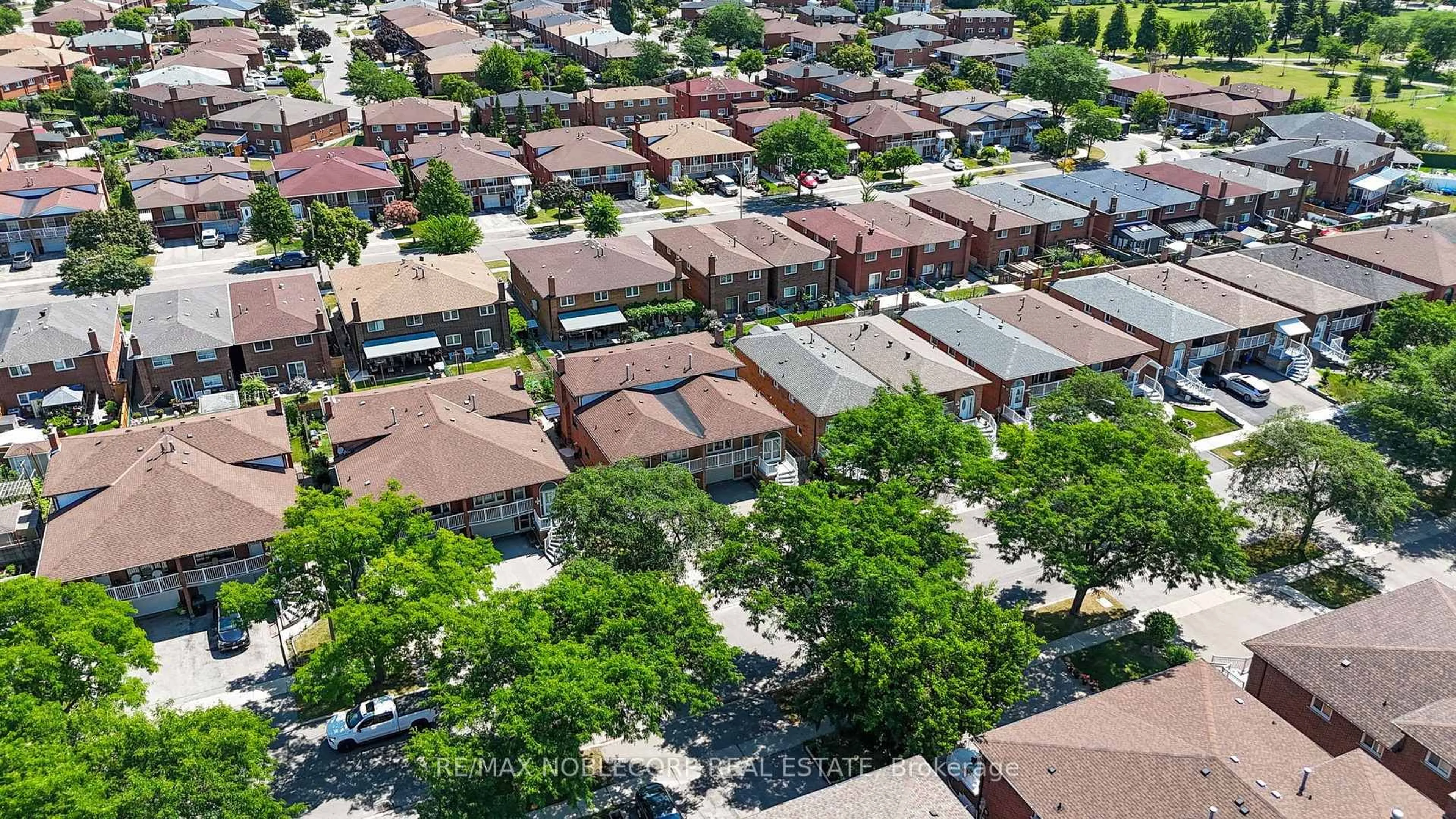 A pic from outside/outdoor area/front of a property/back of a property/a pic from drone, street for 131 Yatescastle Dr, Toronto Ontario M3L 2L4