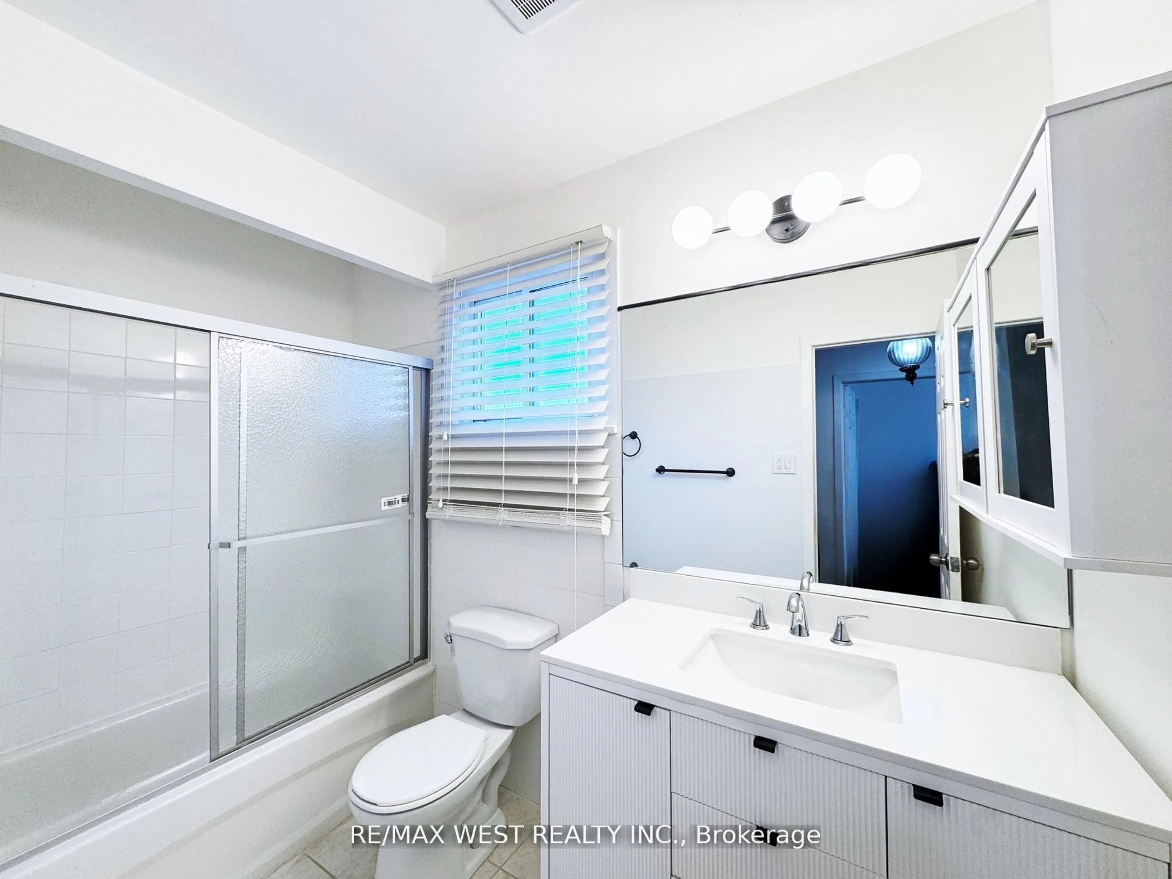 Standard bathroom, ceramic/tile floor for 25 Bimini Cres, Toronto Ontario M3N 1S1