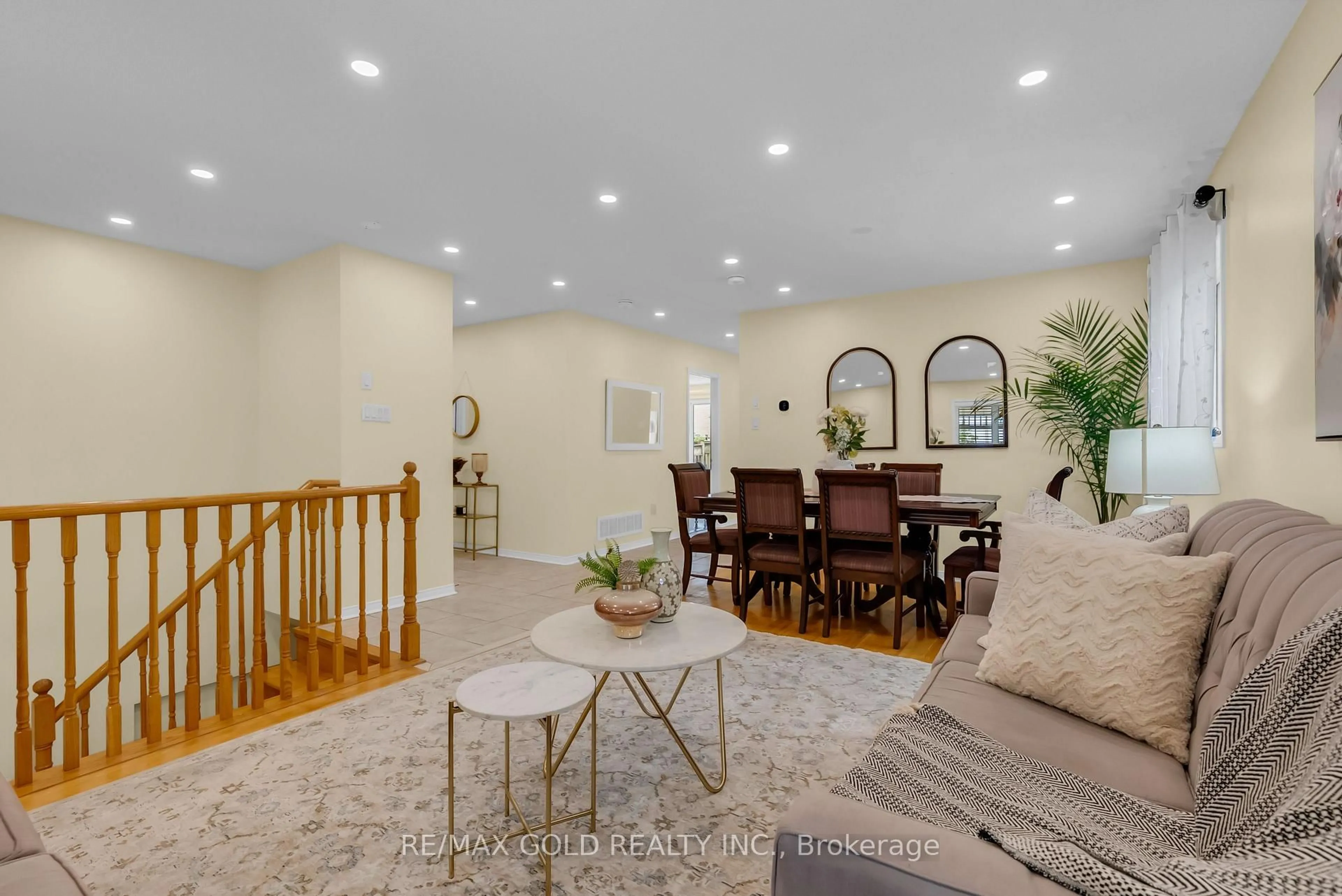 Living room with furniture, unknown for 74 Fletchers Creek Blvd, Brampton Ontario L6X 4T1