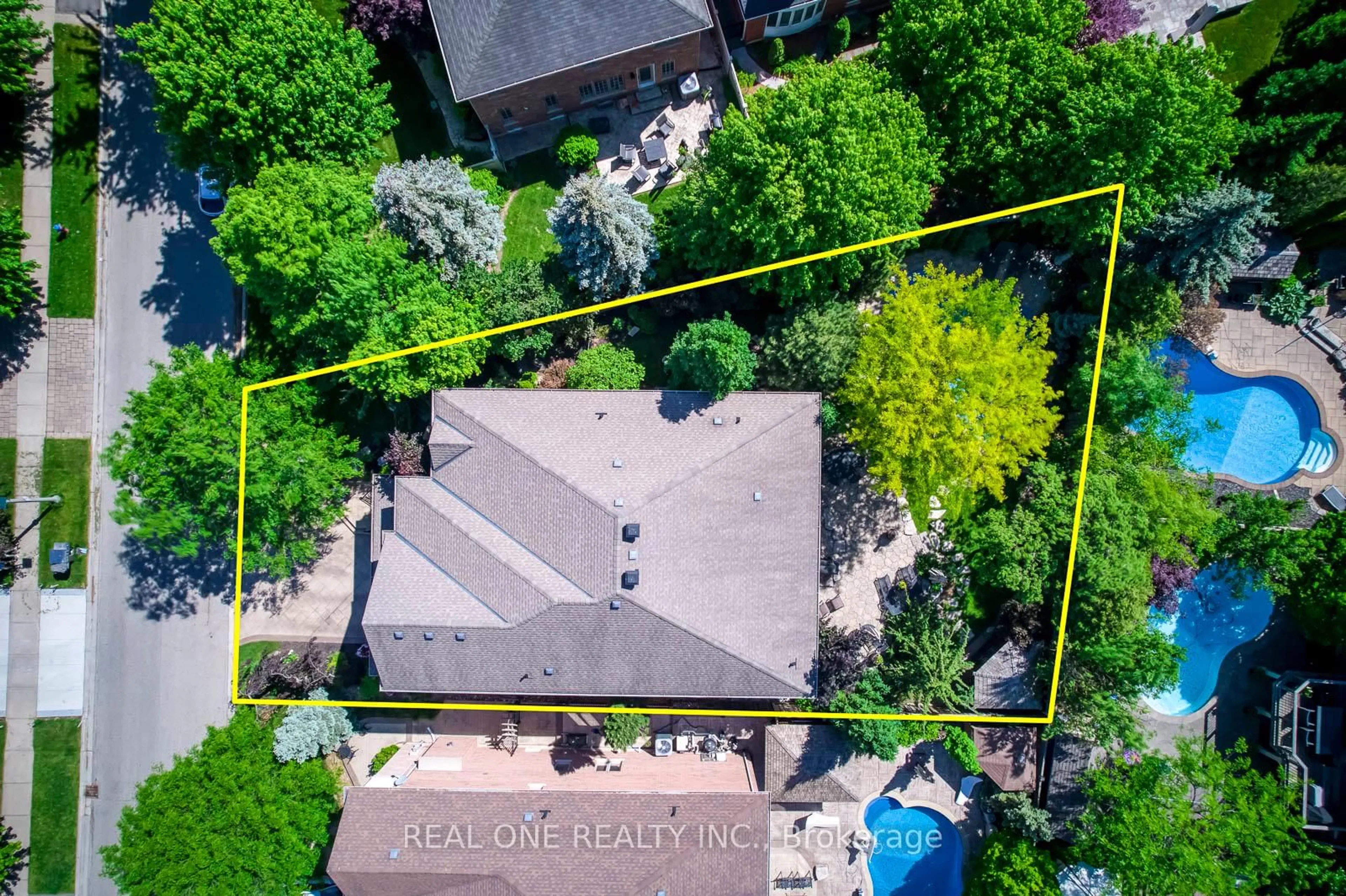 A pic from outside/outdoor area/front of a property/back of a property/a pic from drone, street for 1517 Craigleith Rd, Oakville Ontario L6H 7W3