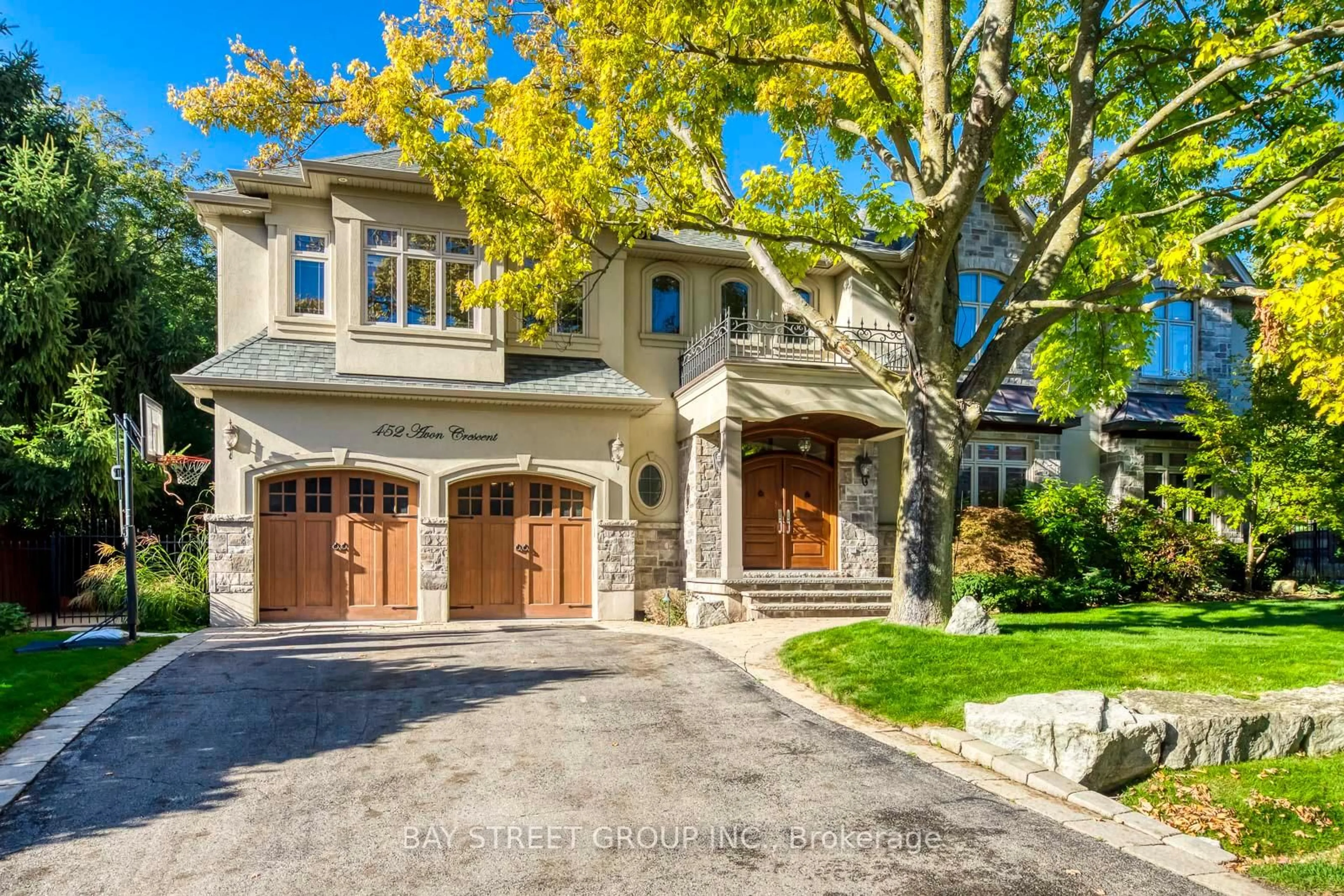 Home with brick exterior material, street for 452 Avon Cres, Oakville Ontario L6J 2T3