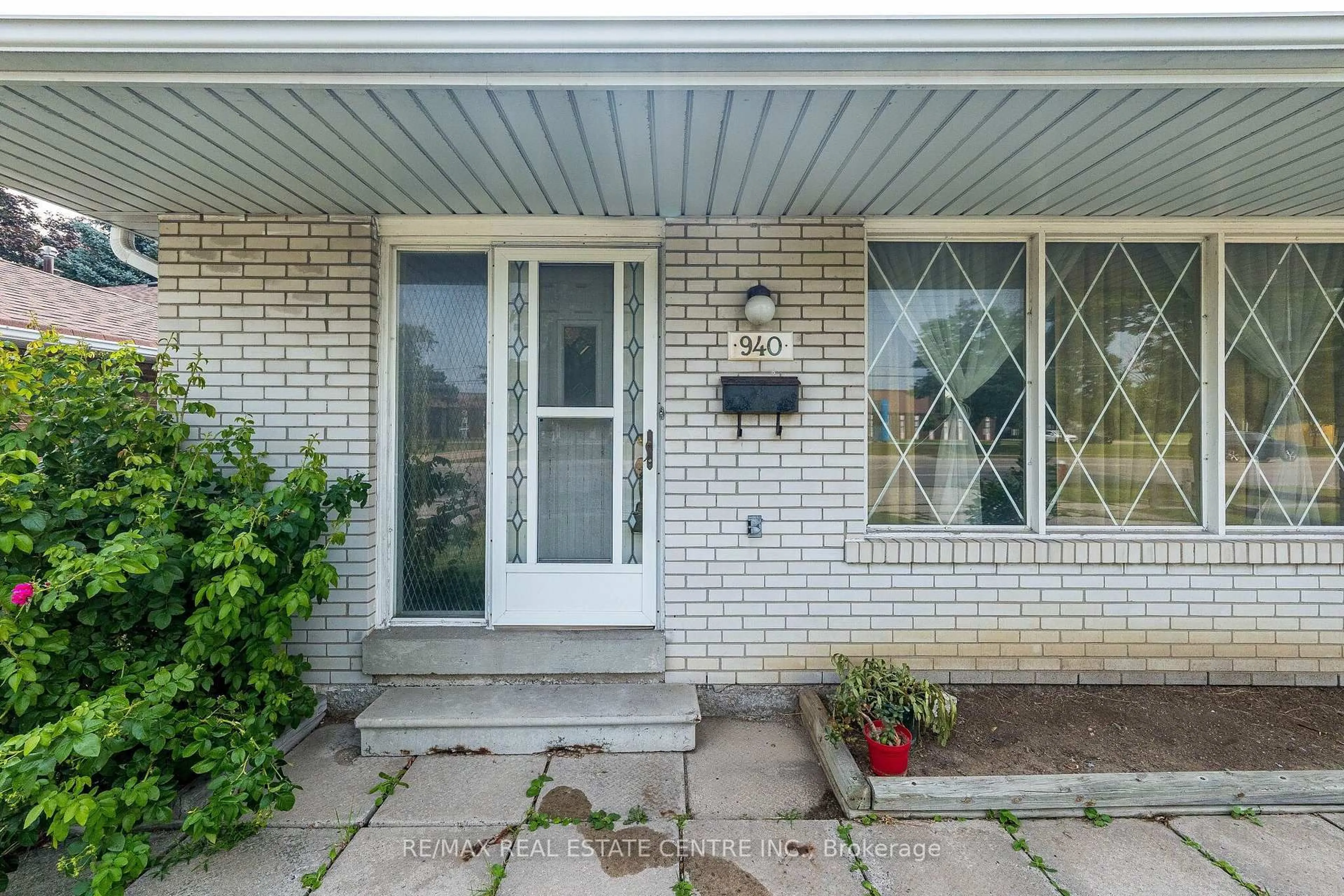 Home with brick exterior material, street for 940 Bloor St, Mississauga Ontario L4Y 2N1