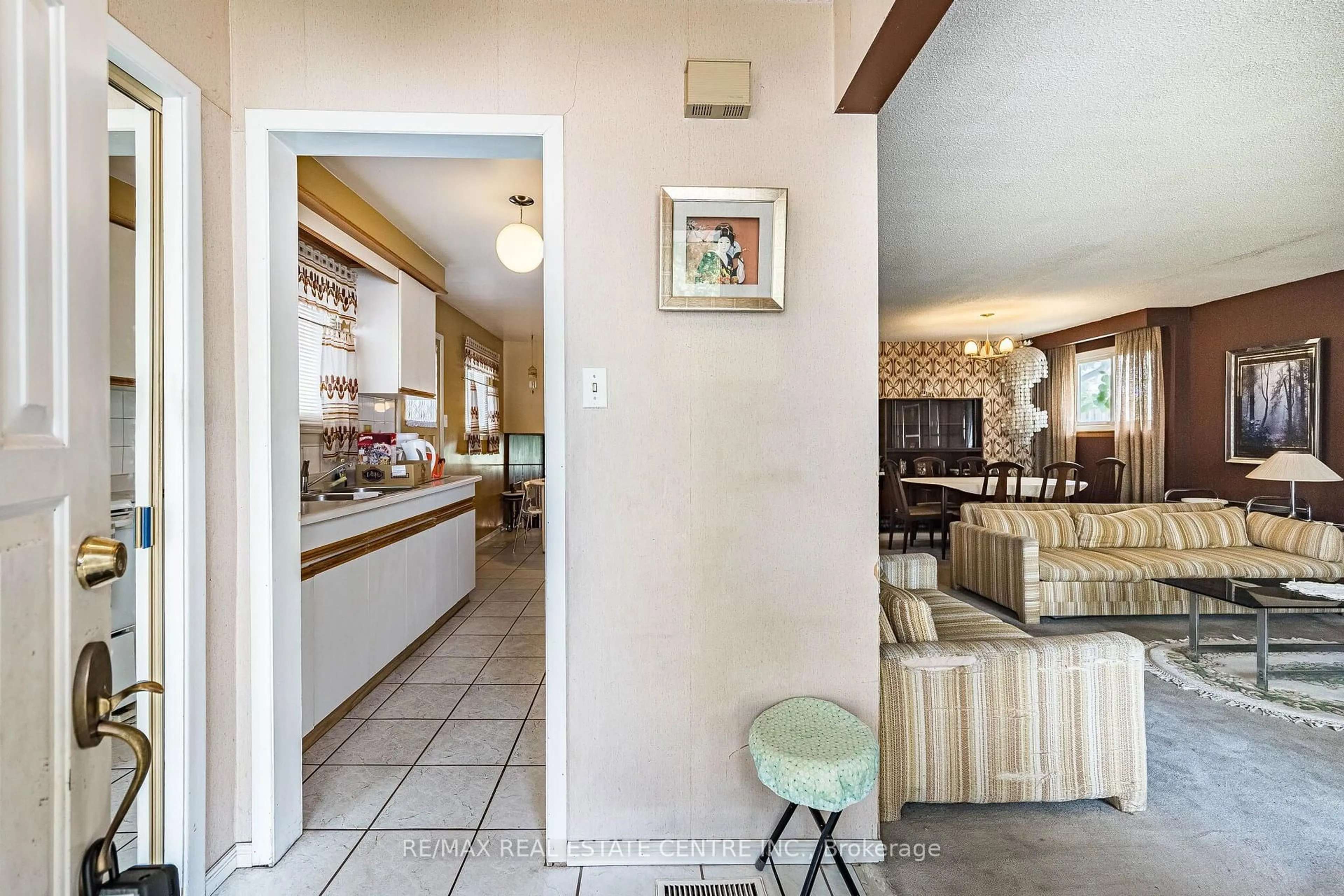Unknown for 940 Bloor St, Mississauga Ontario L4Y 2N1