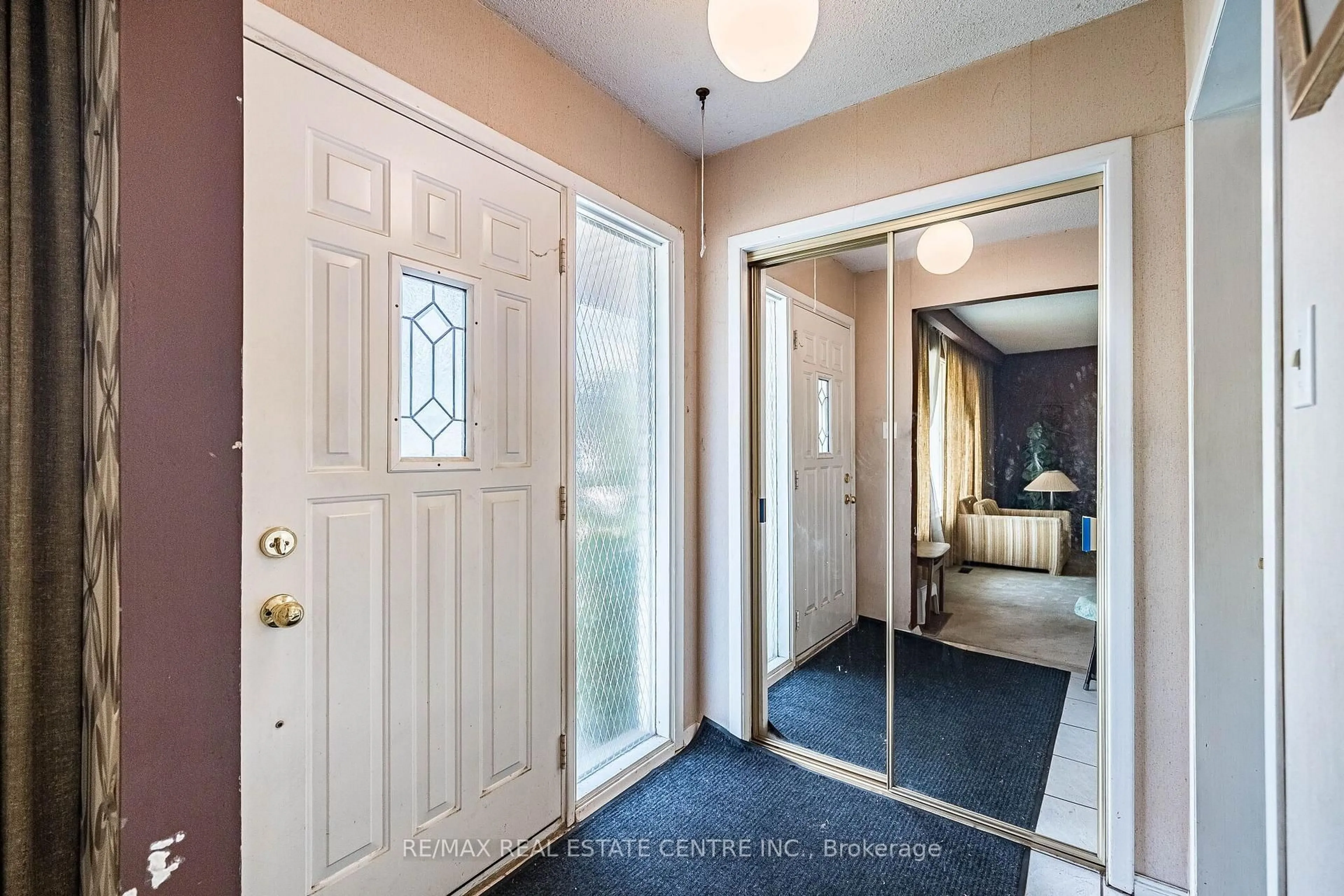Indoor entryway for 940 Bloor St, Mississauga Ontario L4Y 2N1