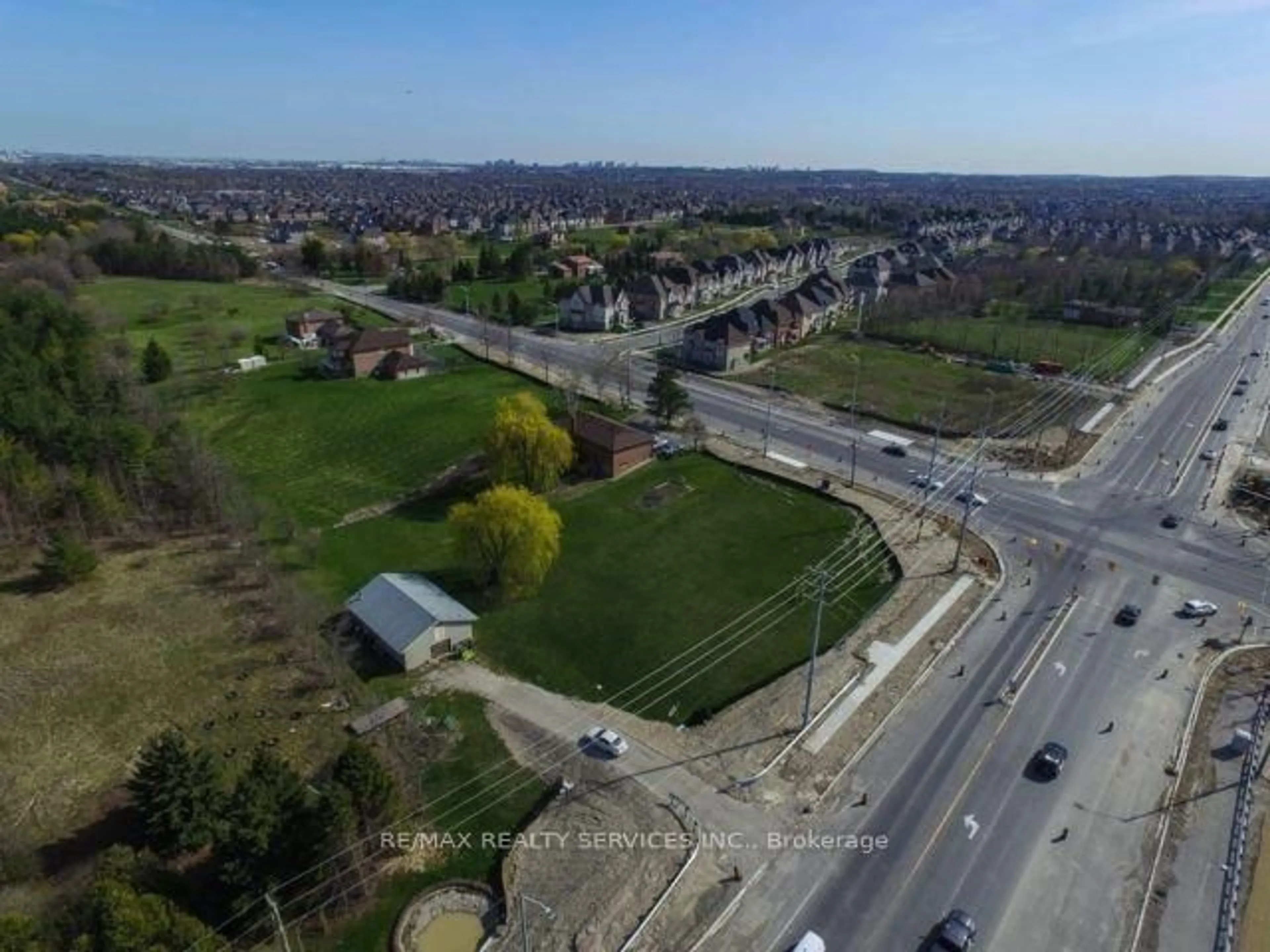 A pic from outside/outdoor area/front of a property/back of a property/a pic from drone, street for 10973 Goreway Dr, Brampton Ontario L6P 0N1