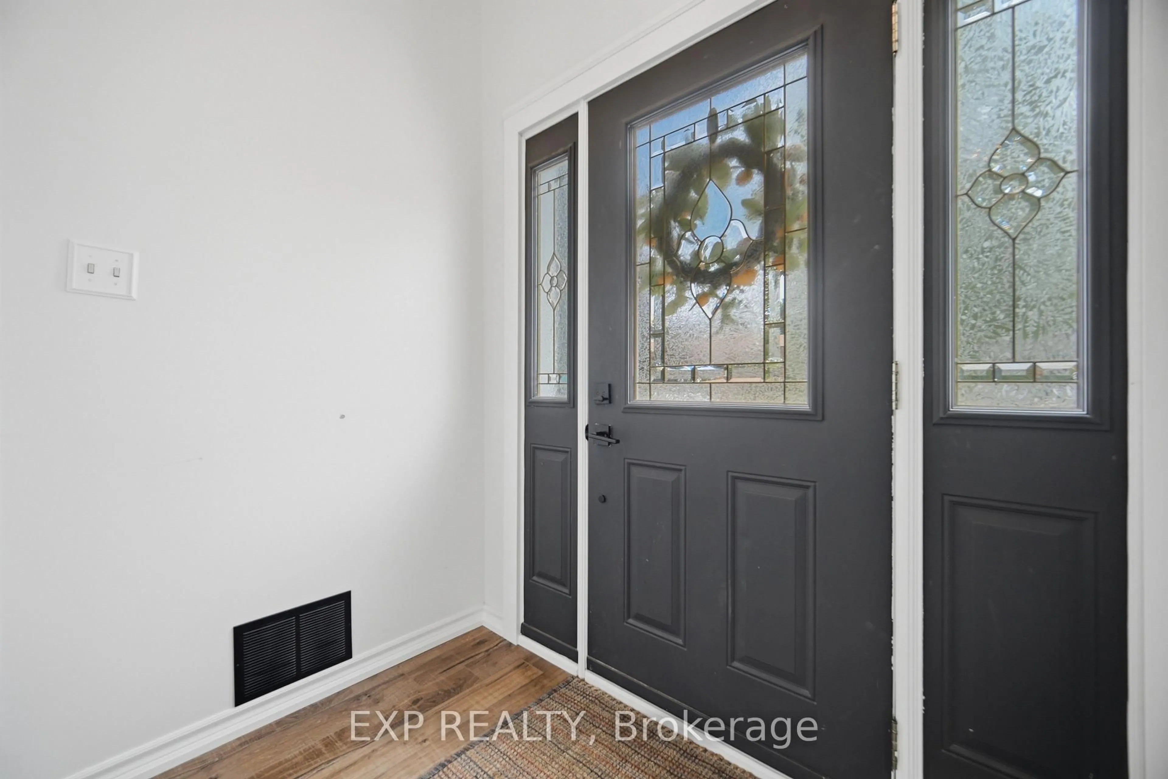Indoor entryway for 127 Acton Blvd, Halton Hills Ontario L7J 2S4