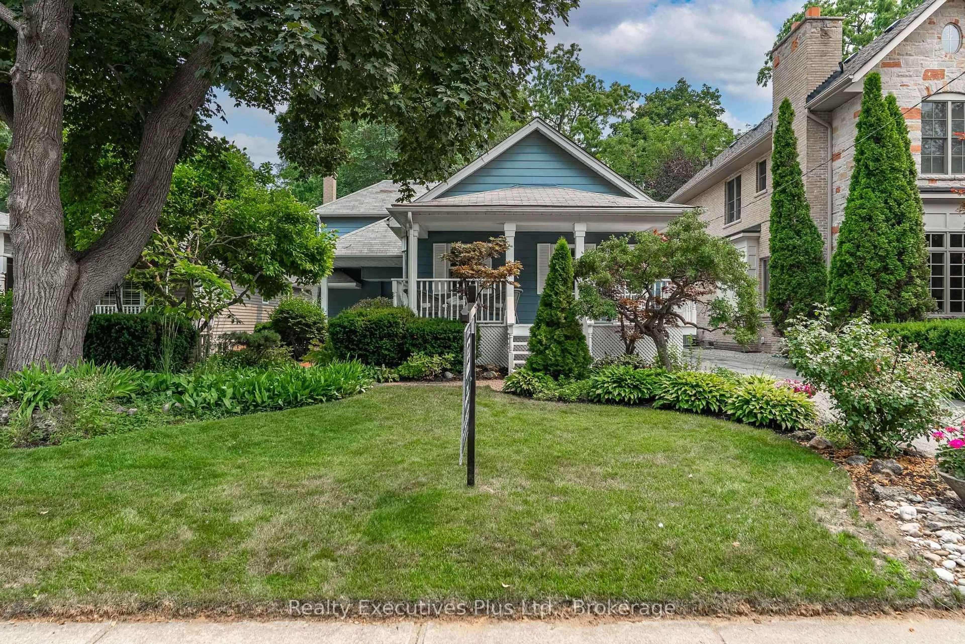 Patio, street for 322 Pine Ave, Oakville Ontario L6J 2J9