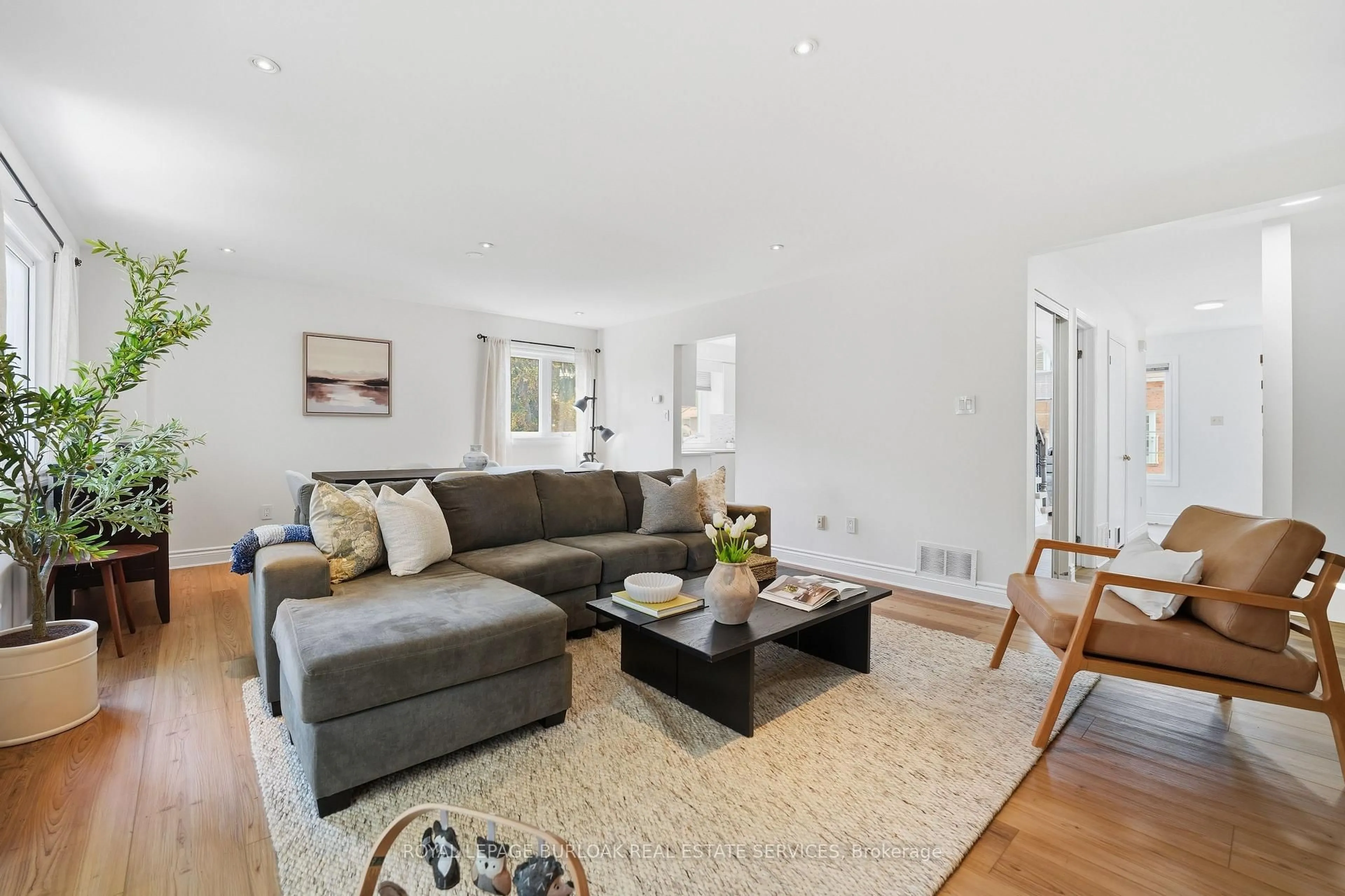 Living room with furniture, unknown for 2055 Walkers Line #216, Burlington Ontario L7M 4B5