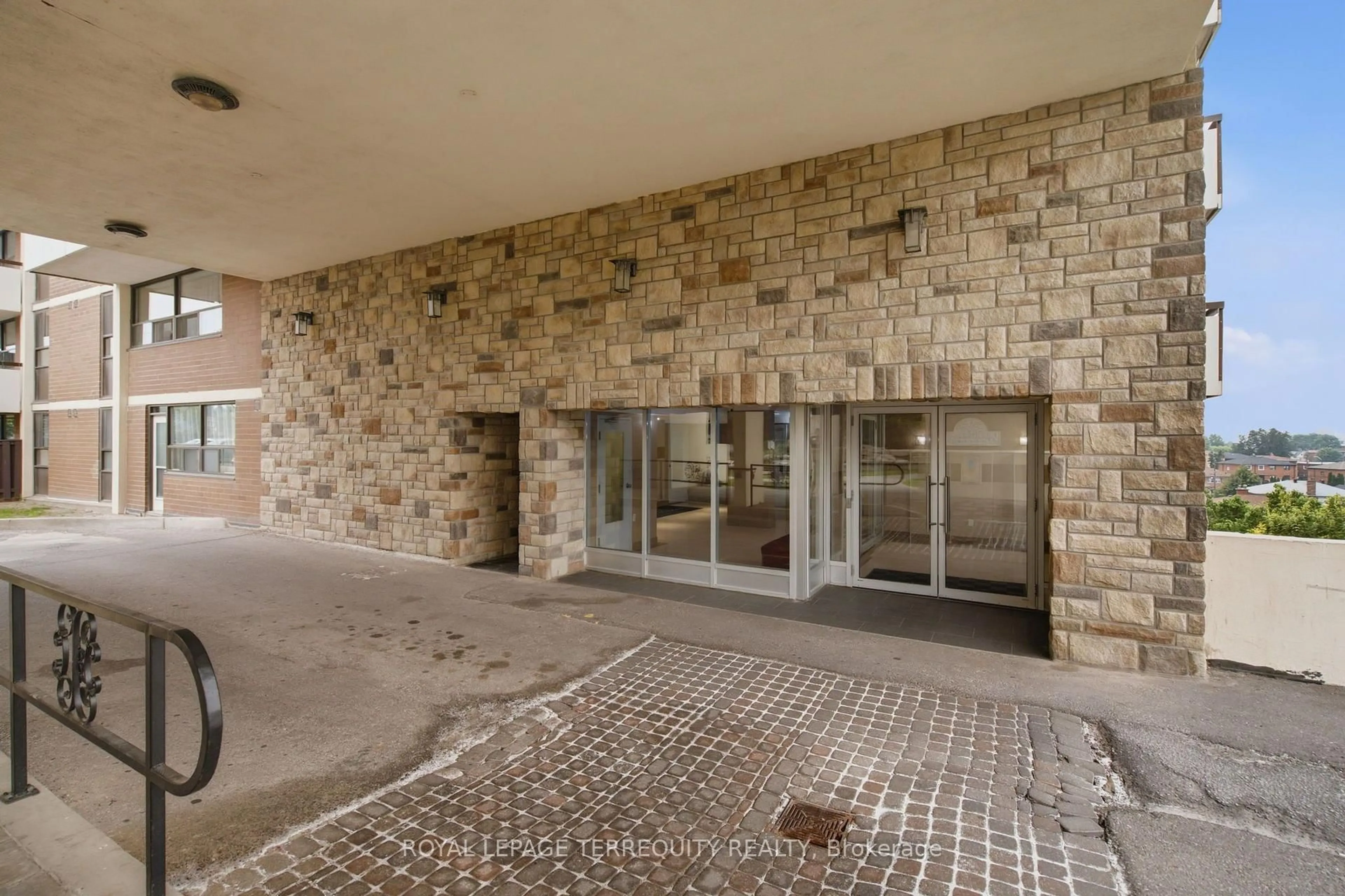 Indoor foyer for 541 Blackthorn Ave #808, Toronto Ontario M6M 5A6