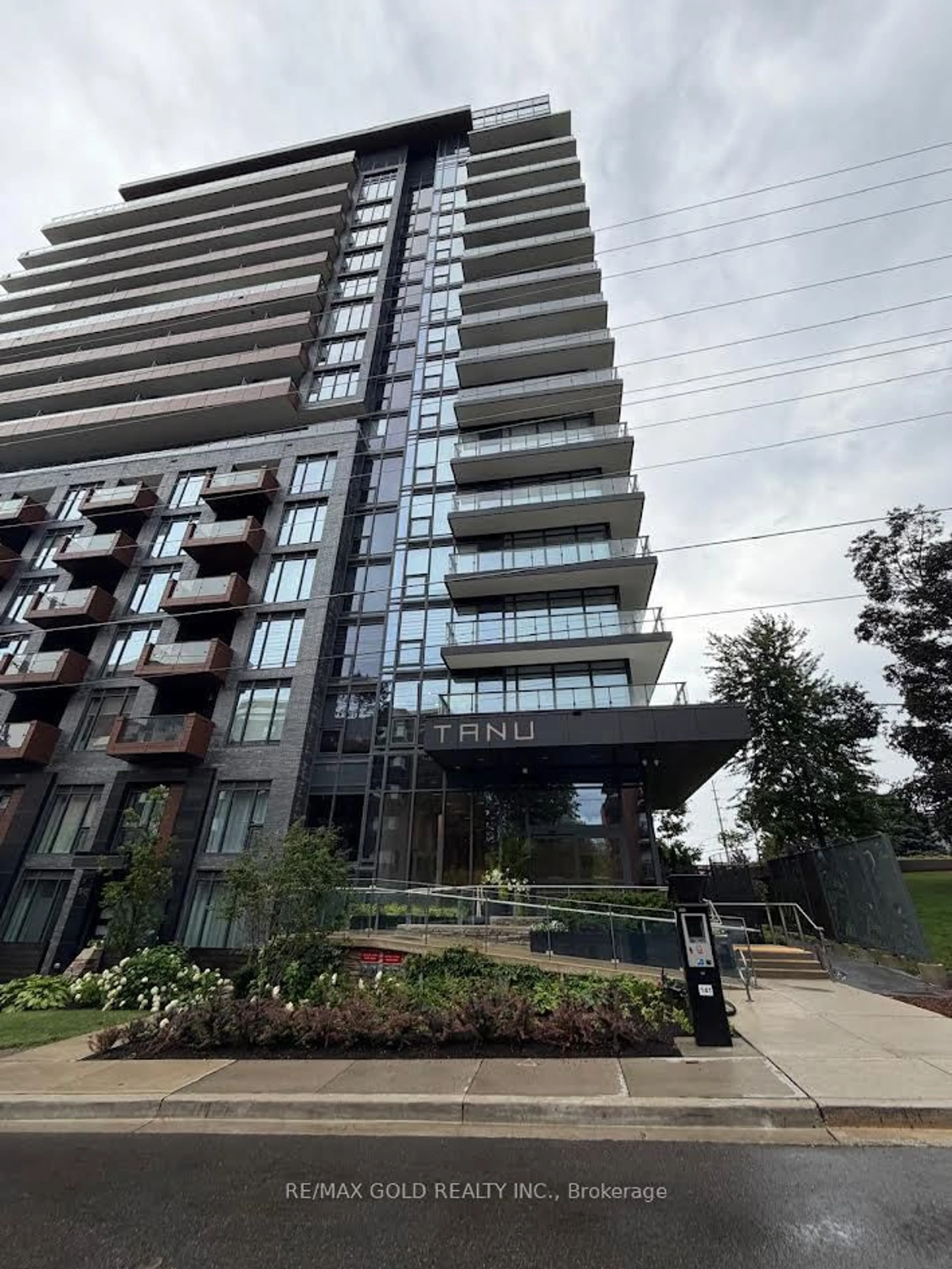 A pic from outside/outdoor area/front of a property/back of a property/a pic from drone, building for 21 Park St #318, Mississauga Ontario L5G 0C2