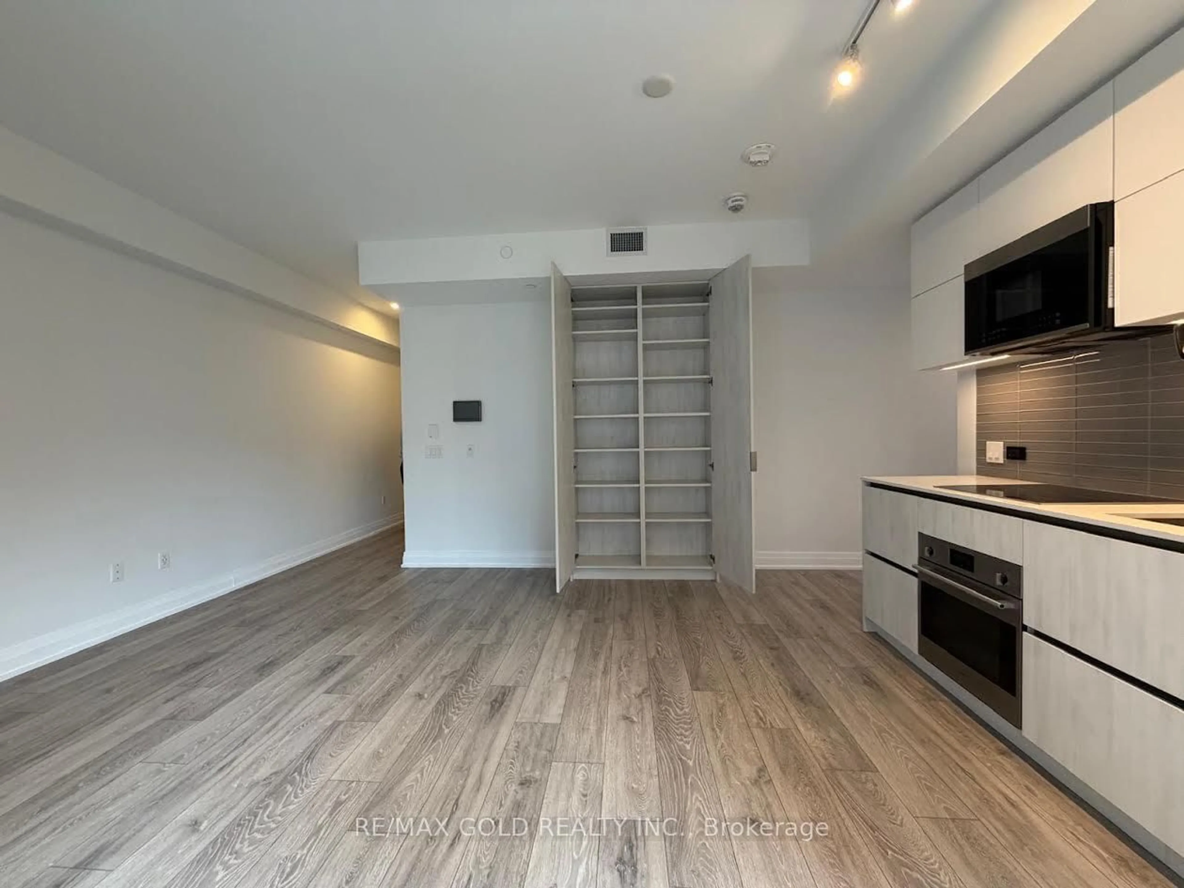 A pic of a room for 21 Park St #318, Mississauga Ontario L5G 0C2