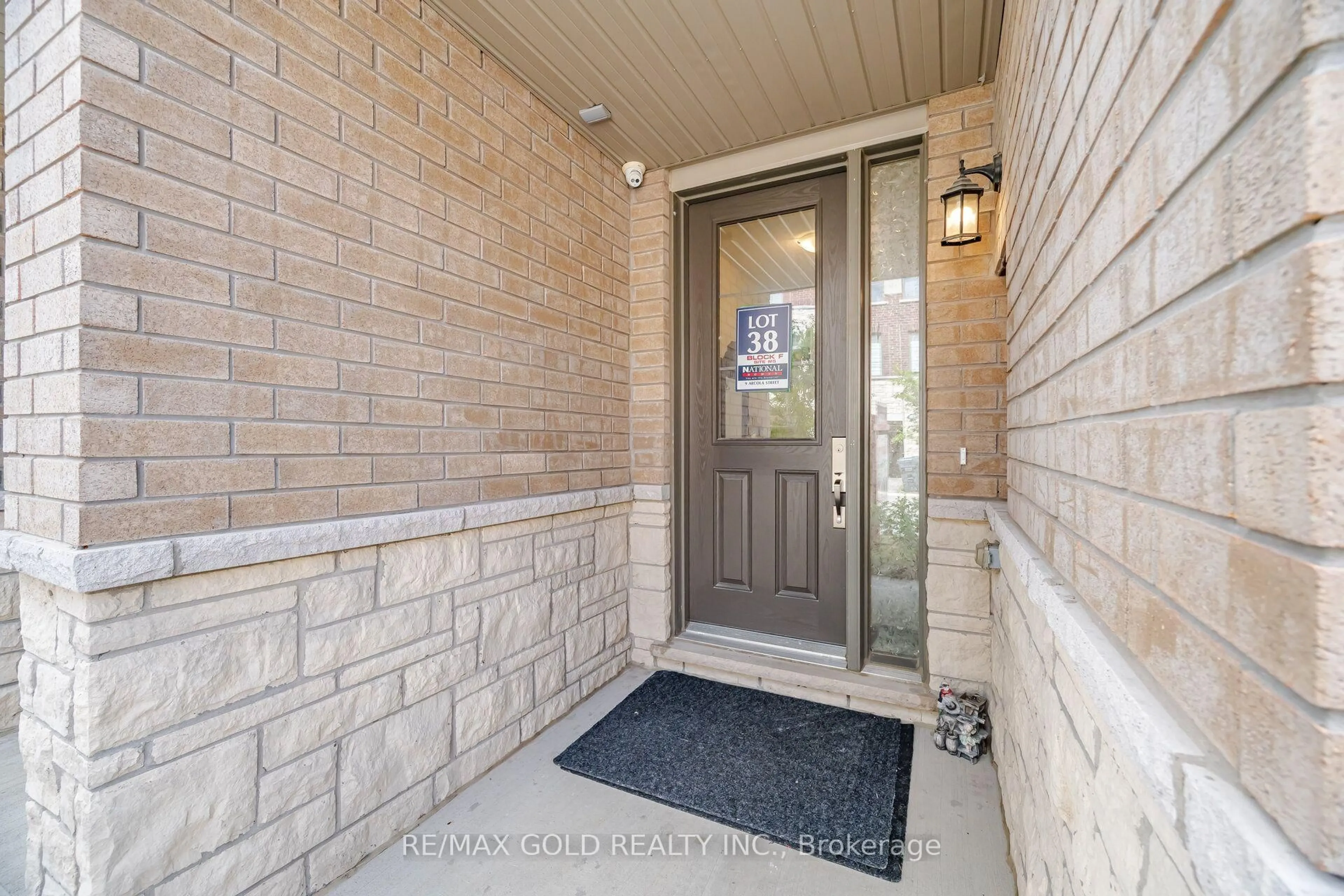 Indoor entryway for 9 Arcola St, Brampton Ontario L6P 4N7