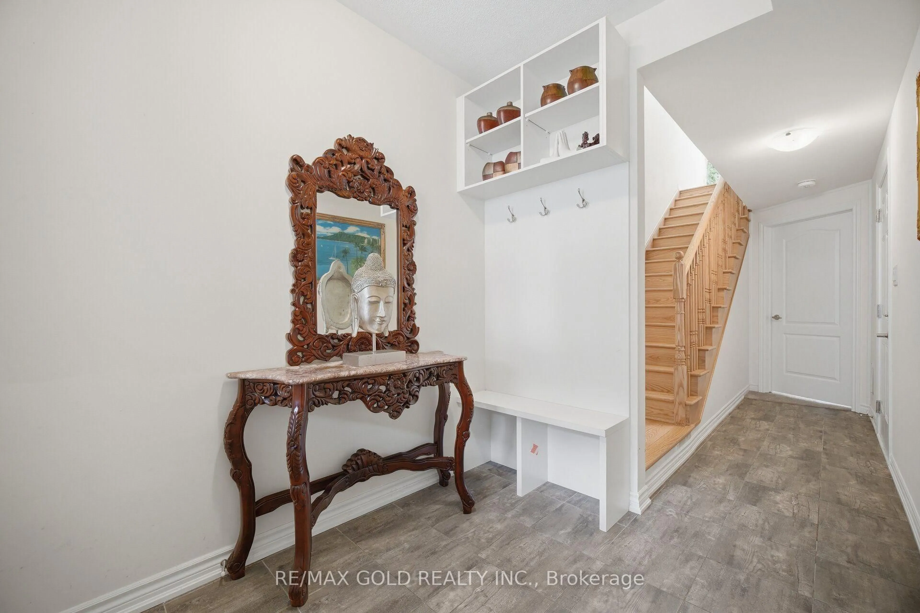 Indoor entryway for 9 Arcola St, Brampton Ontario L6P 4N7