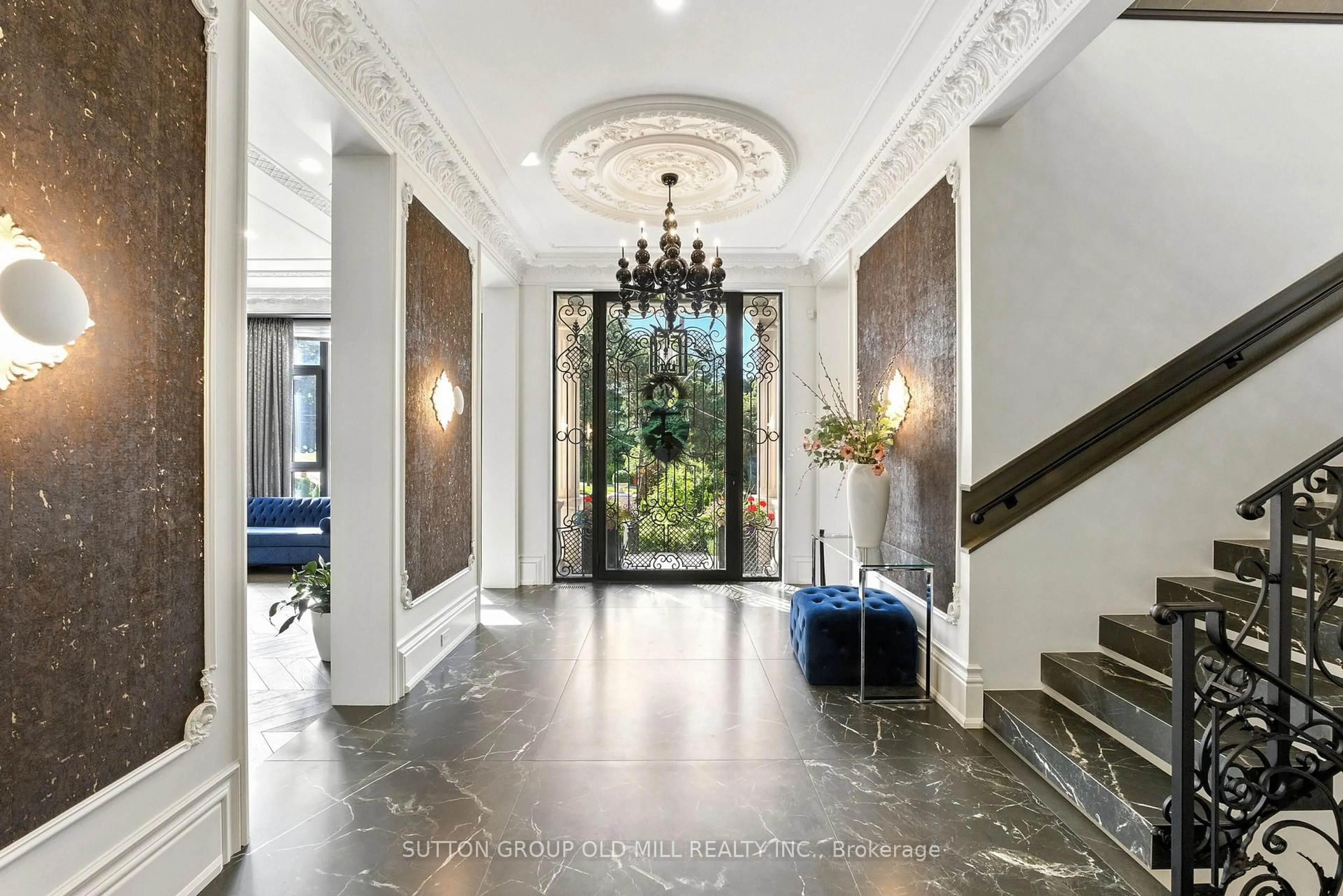 Indoor foyer for 10 Hillavon Dr, Toronto Ontario M9B 2P5