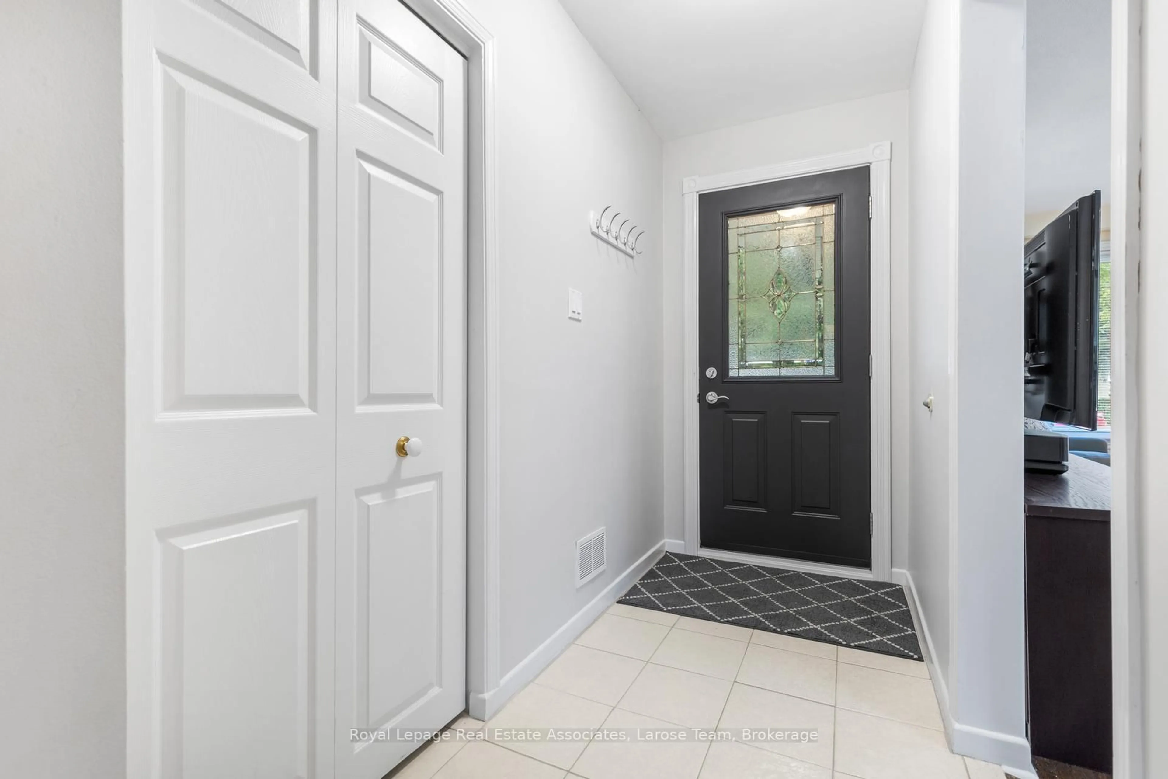 Indoor entryway for 1515 Thetford Crt, Mississauga Ontario L5J 3N2